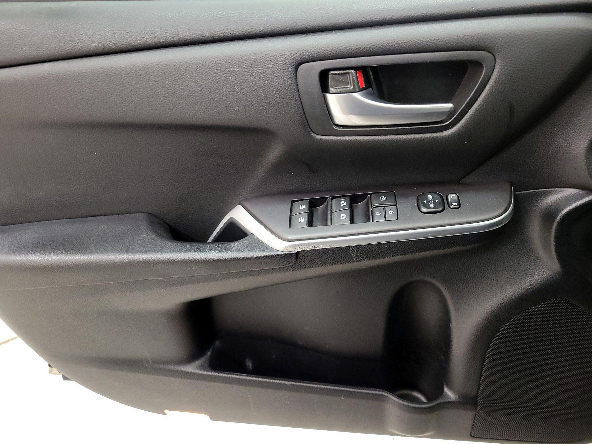 Thumbnail: 2015 Toyota Camry - 12