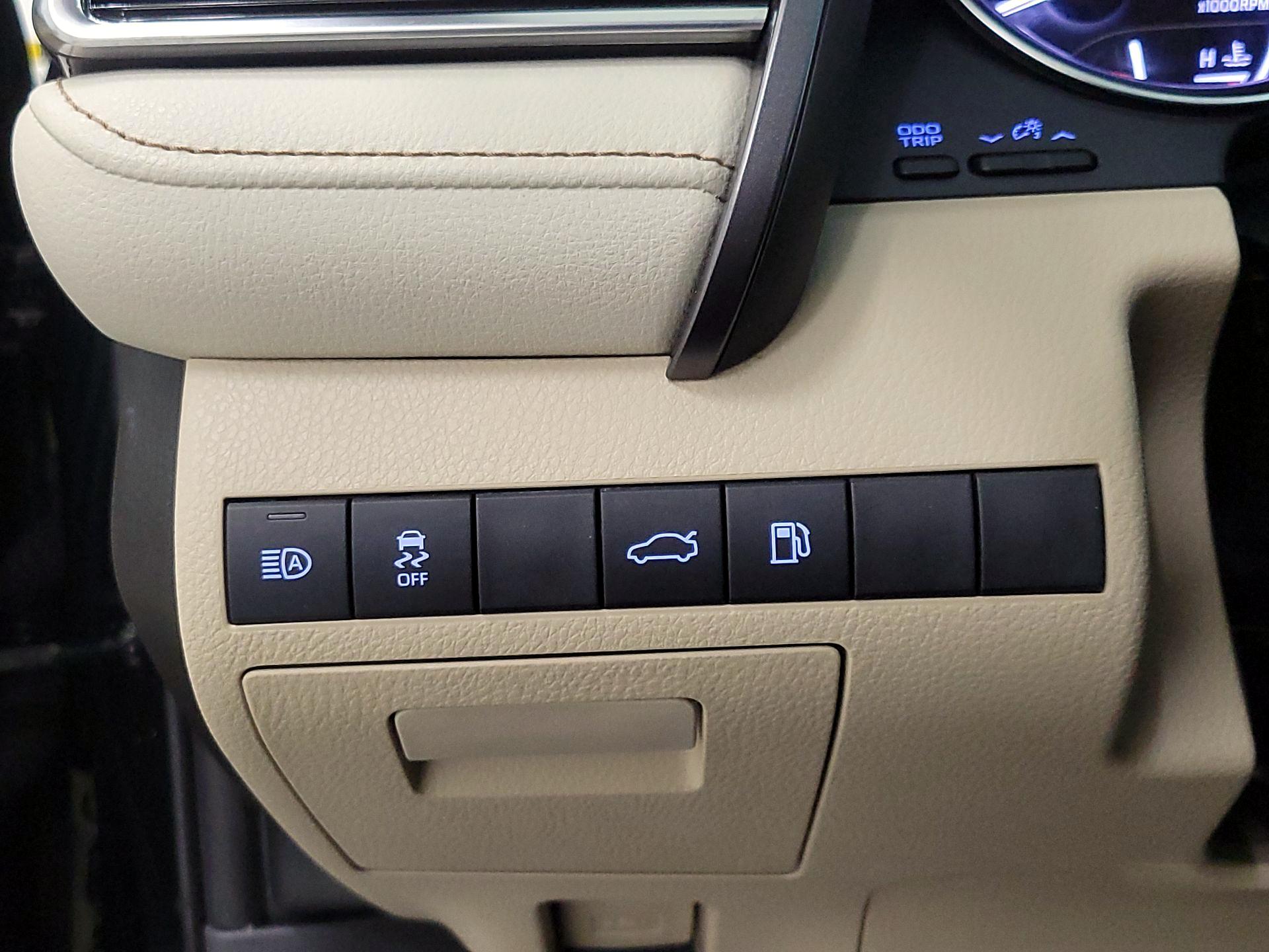 Thumbnail: 2018 Toyota Camry - 13