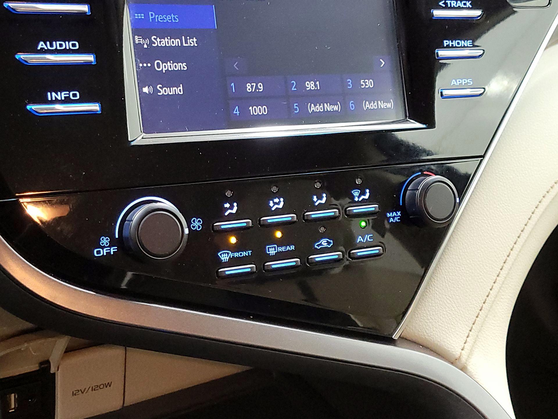 Thumbnail: 2018 Toyota Camry - 16