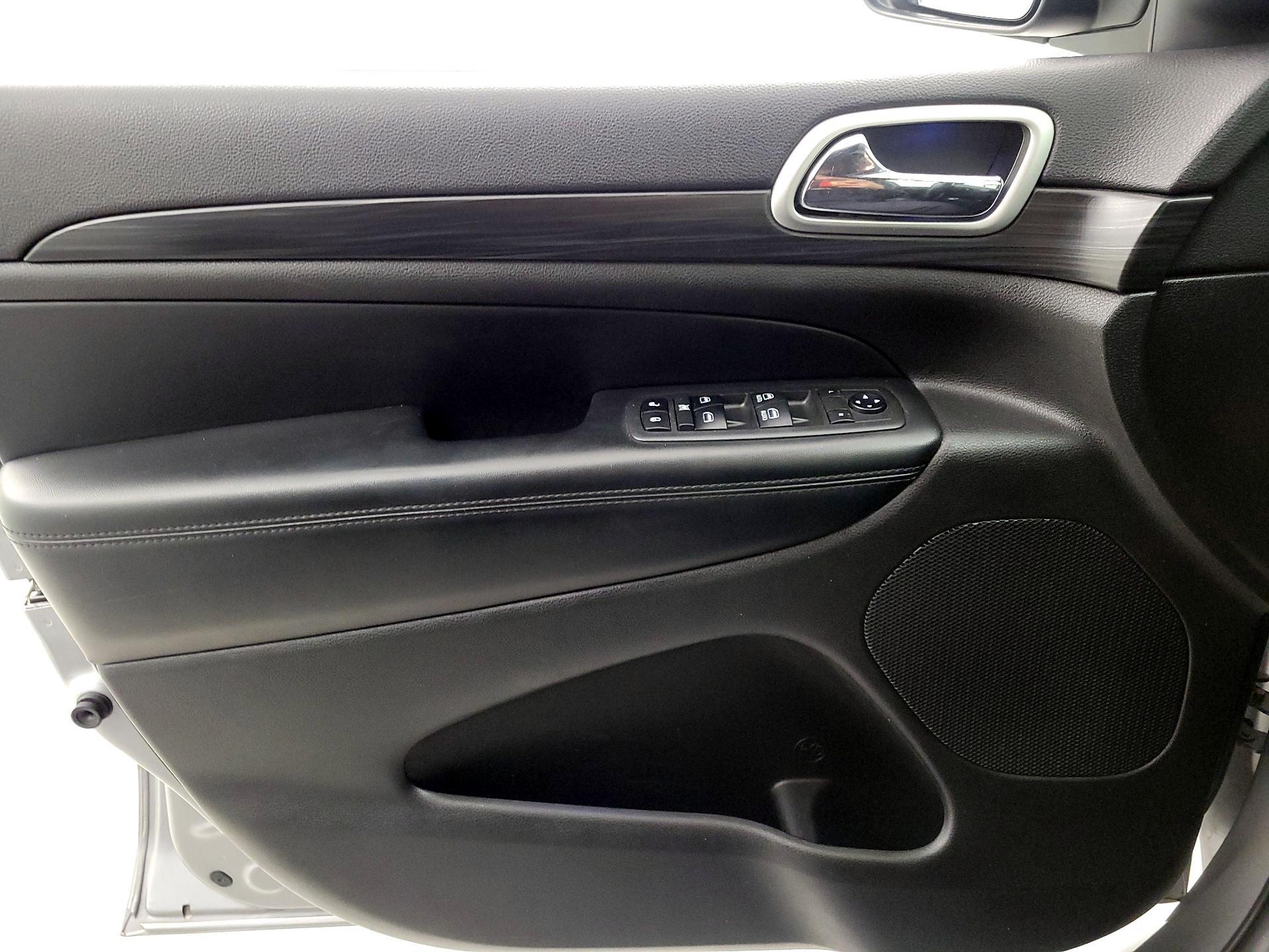 Thumbnail: 2019 Jeep Grand Cherokee - 12