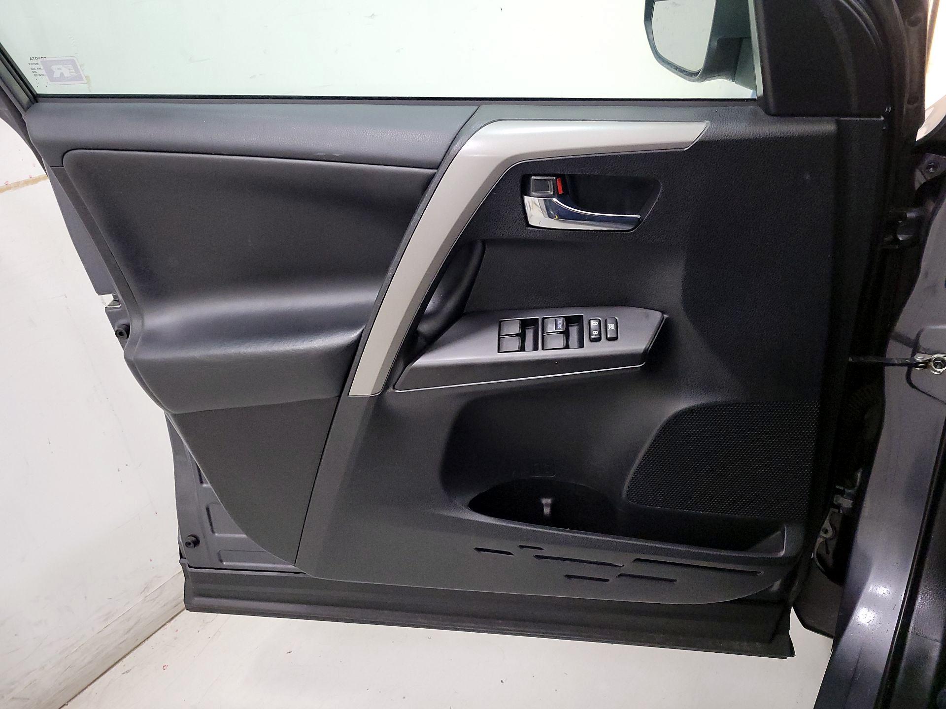 Thumbnail: 2018 Toyota RAV4 - 12