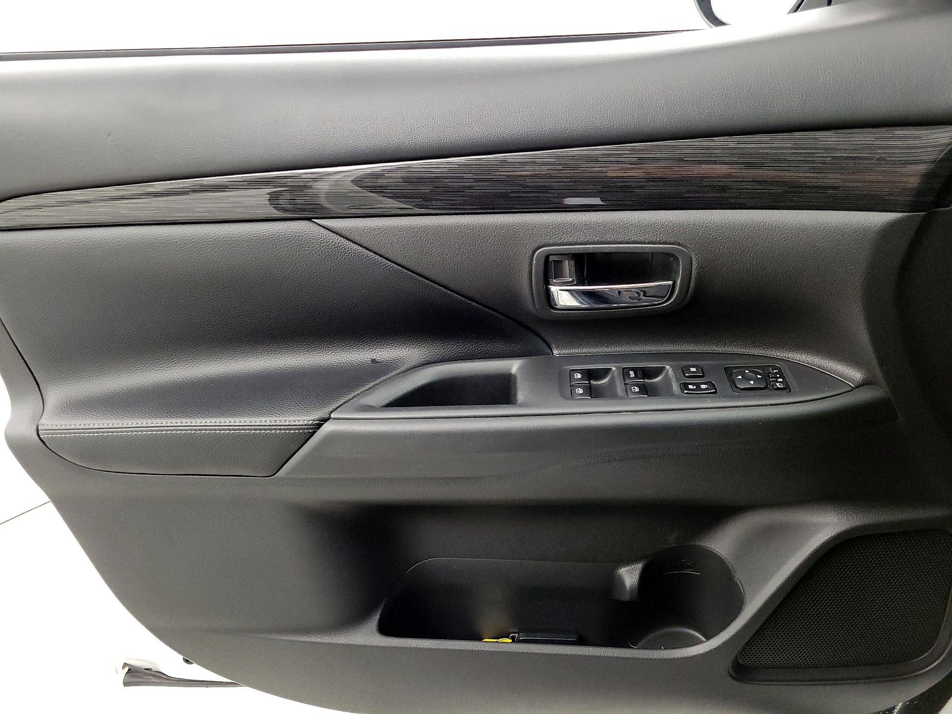 Thumbnail: 2016 Mitsubishi Outlander - 12