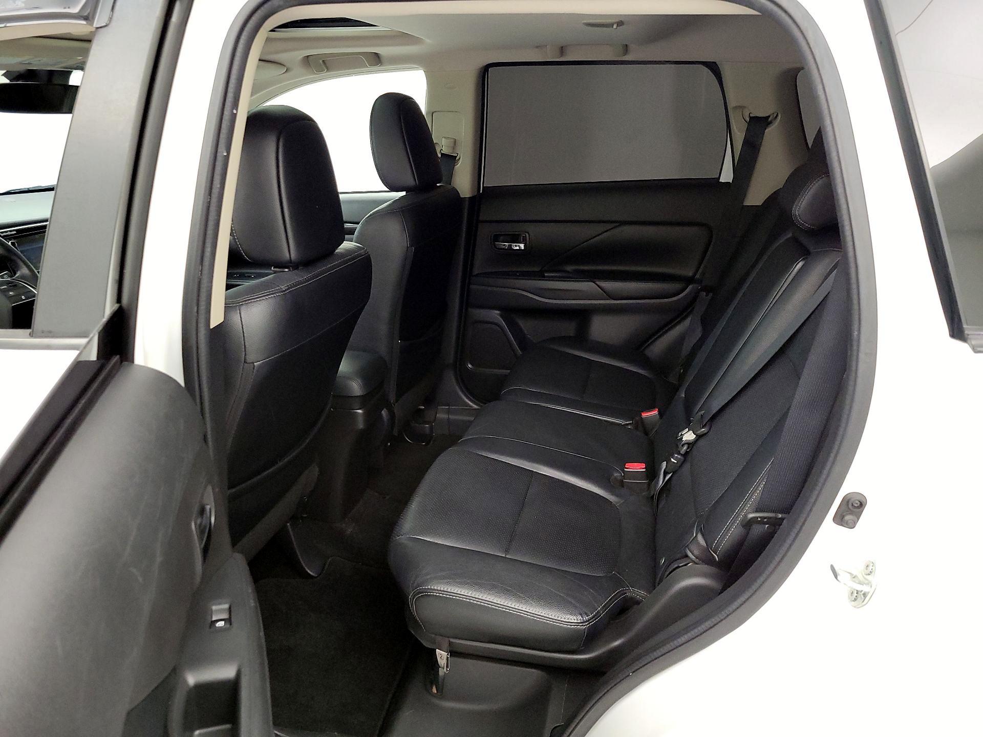 Thumbnail: 2016 Mitsubishi Outlander - 19