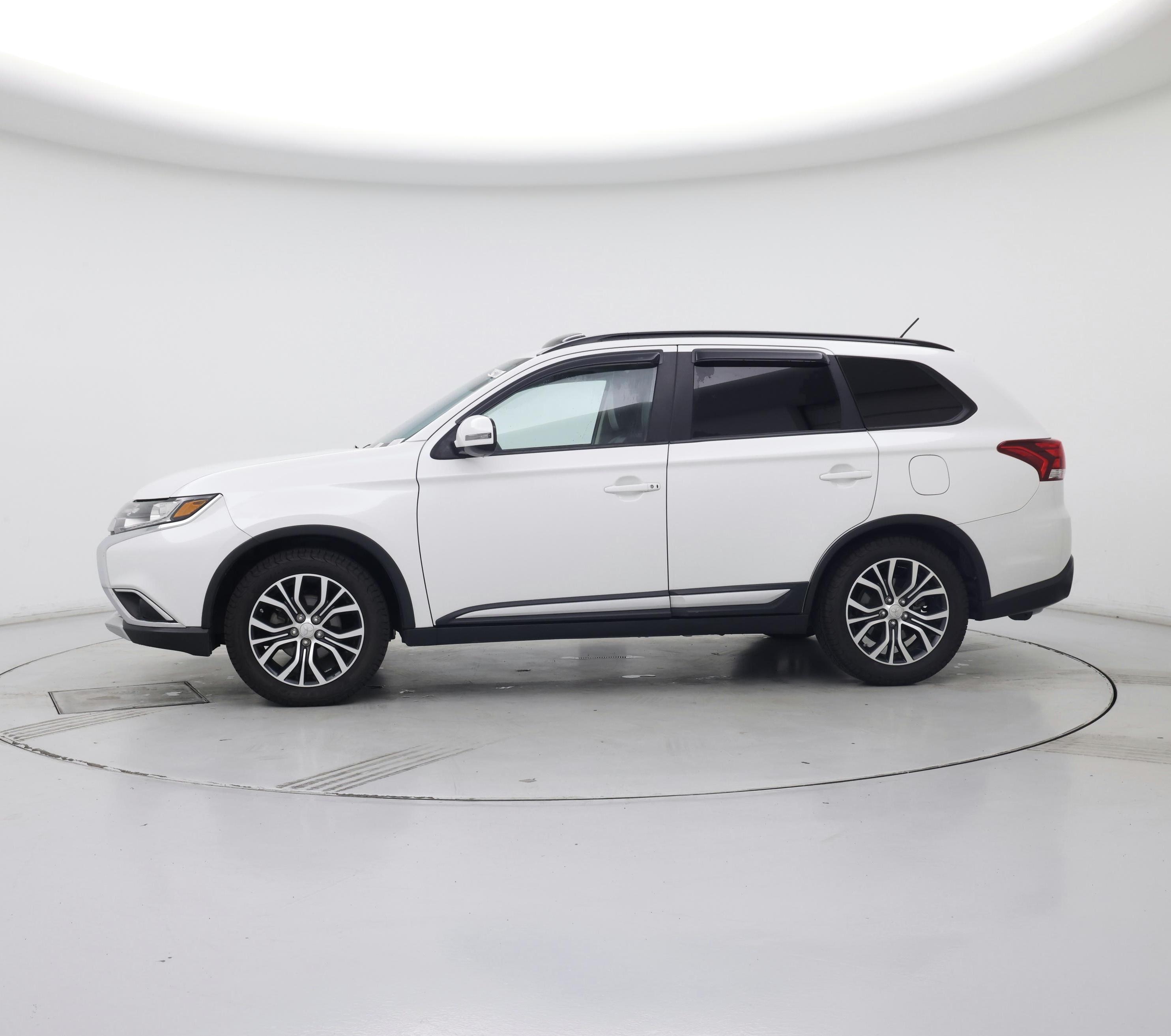 Thumbnail: 2016 Mitsubishi Outlander - 3