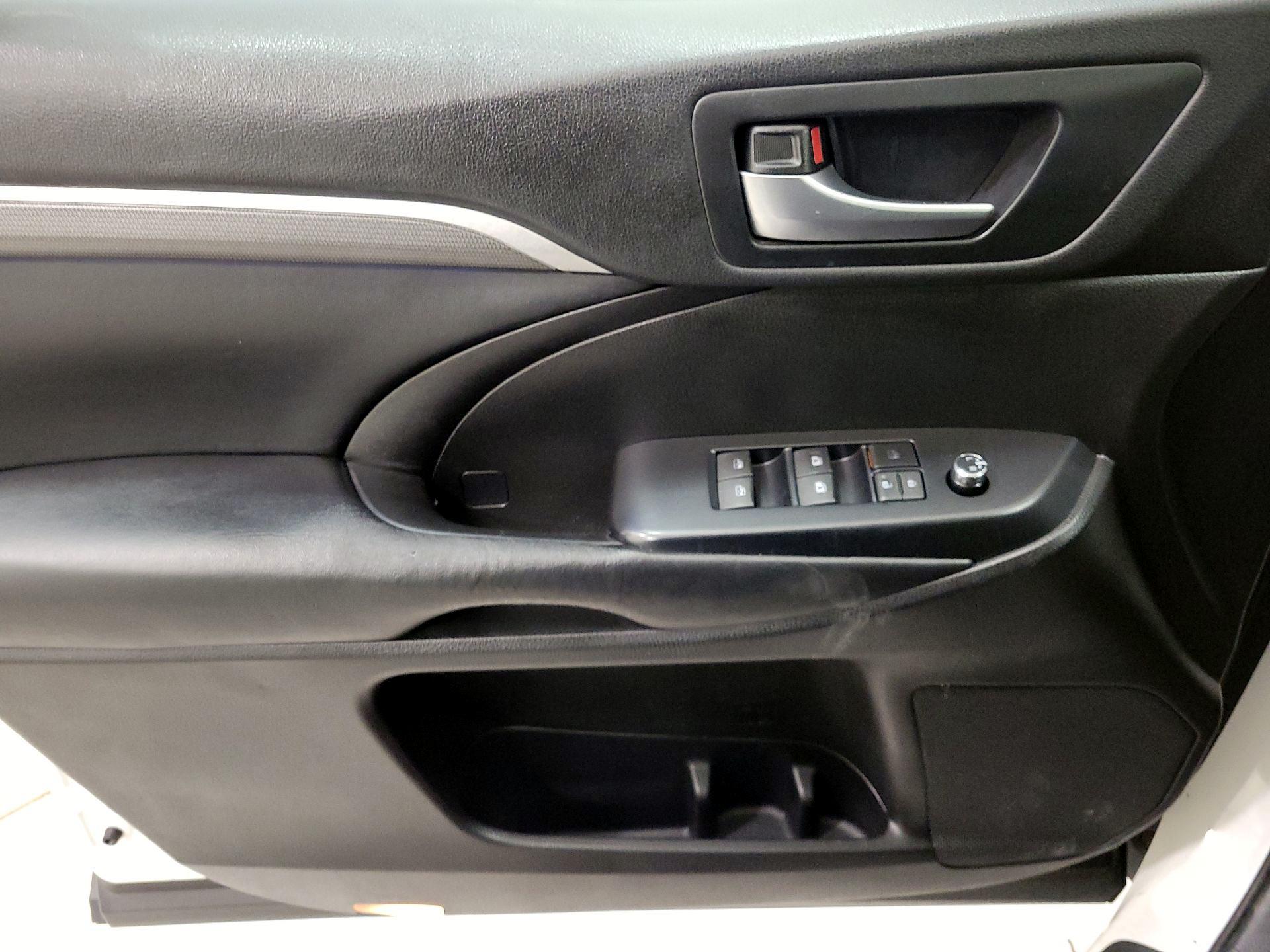 Thumbnail: 2019 Toyota Highlander - 12