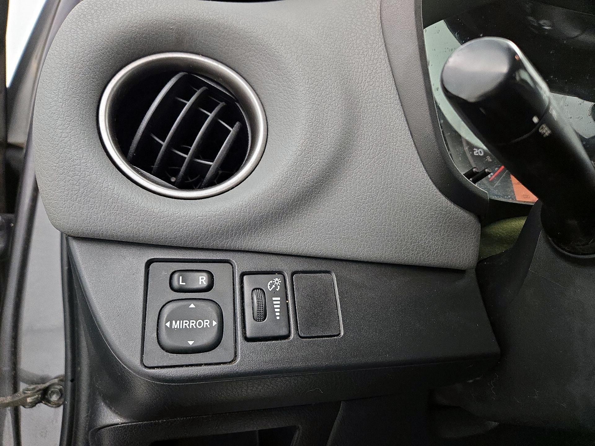 Thumbnail: 2015 Toyota Yaris - 13
