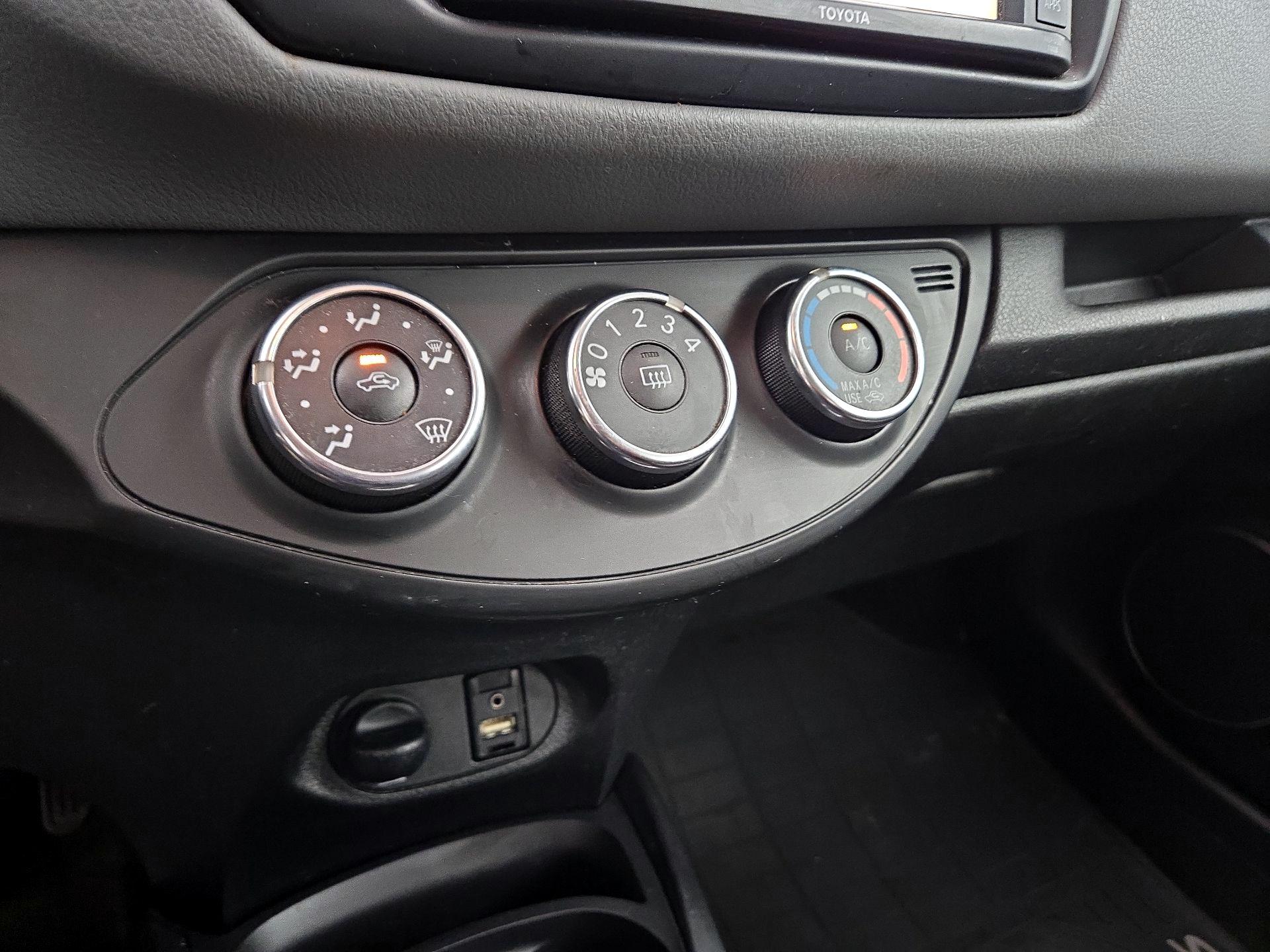 Thumbnail: 2015 Toyota Yaris - 15