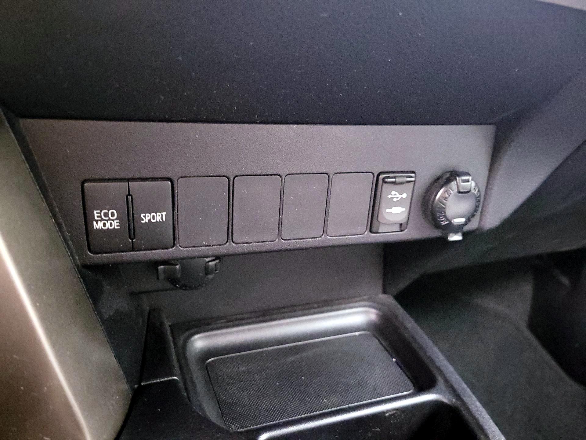 Thumbnail: 2014 Toyota RAV4 - 18