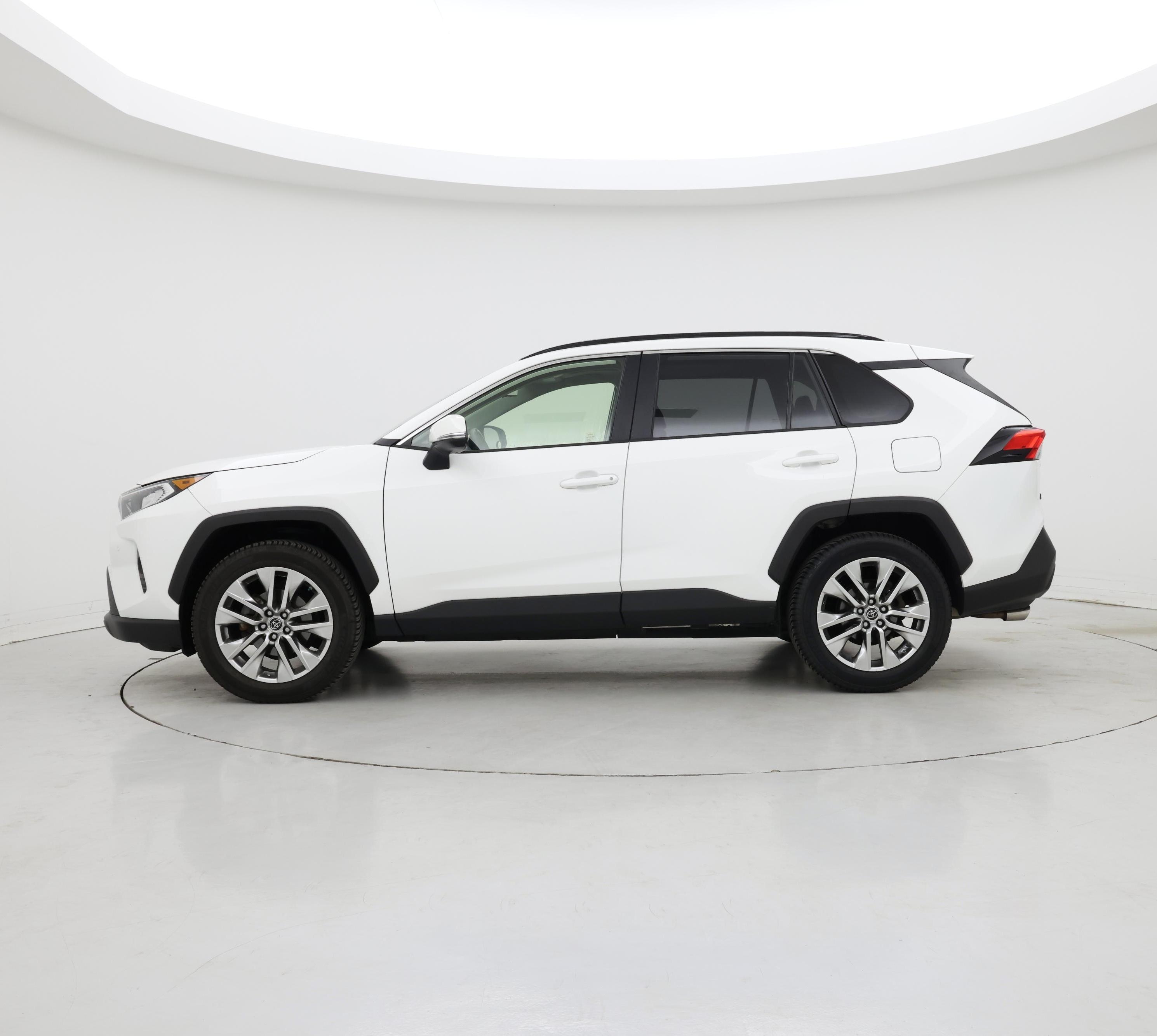 Thumbnail: 2019 Toyota RAV4 - 3