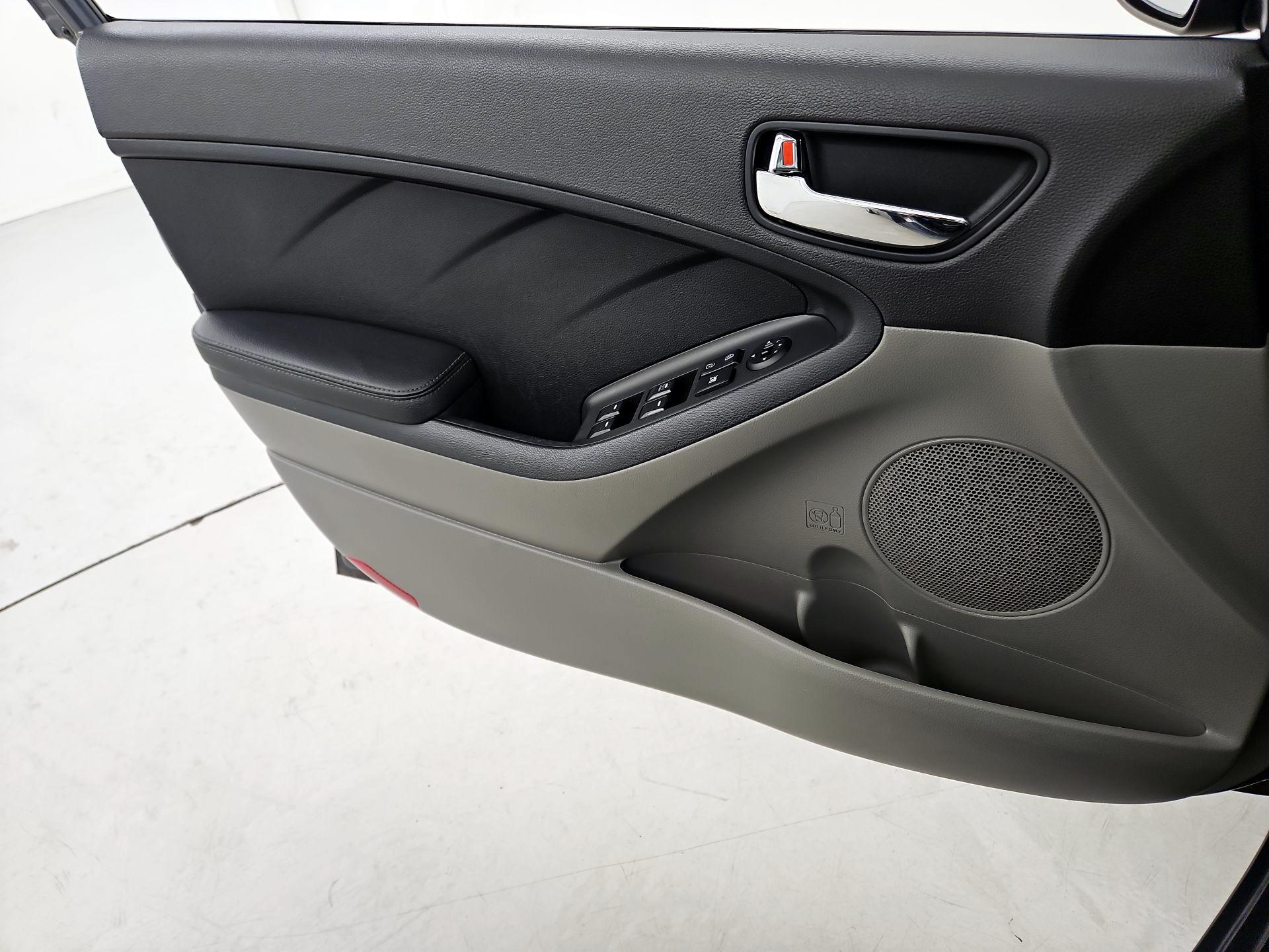 Thumbnail: 2016 Kia Forte - 12