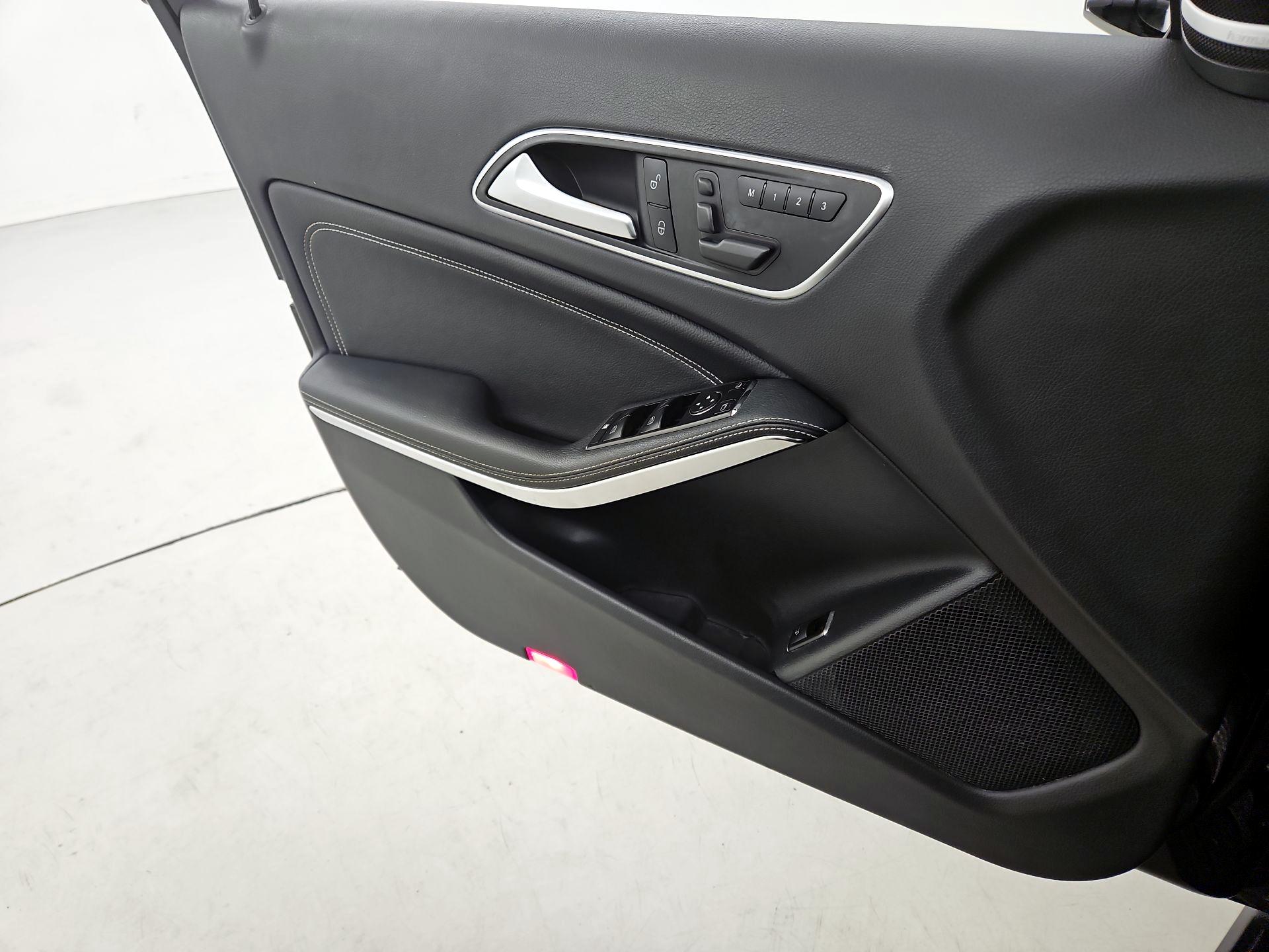 Thumbnail: 2016 Mercedes-Benz GLA - 12