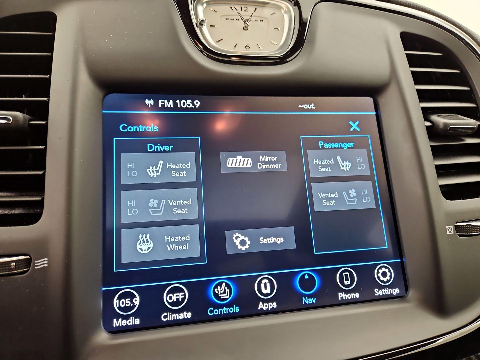 Thumbnail: 2023 Chrysler 300 - 17