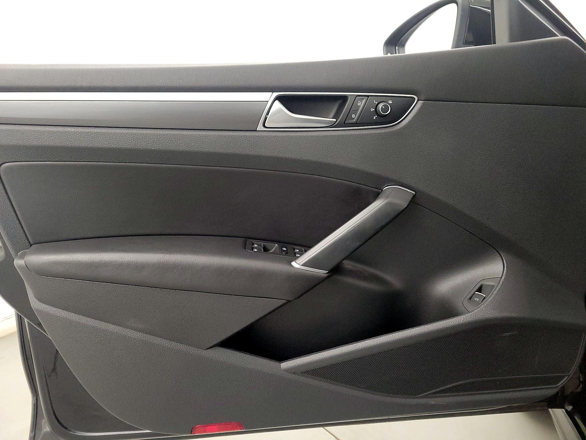 Thumbnail: 2017 Volkswagen Passat - 12