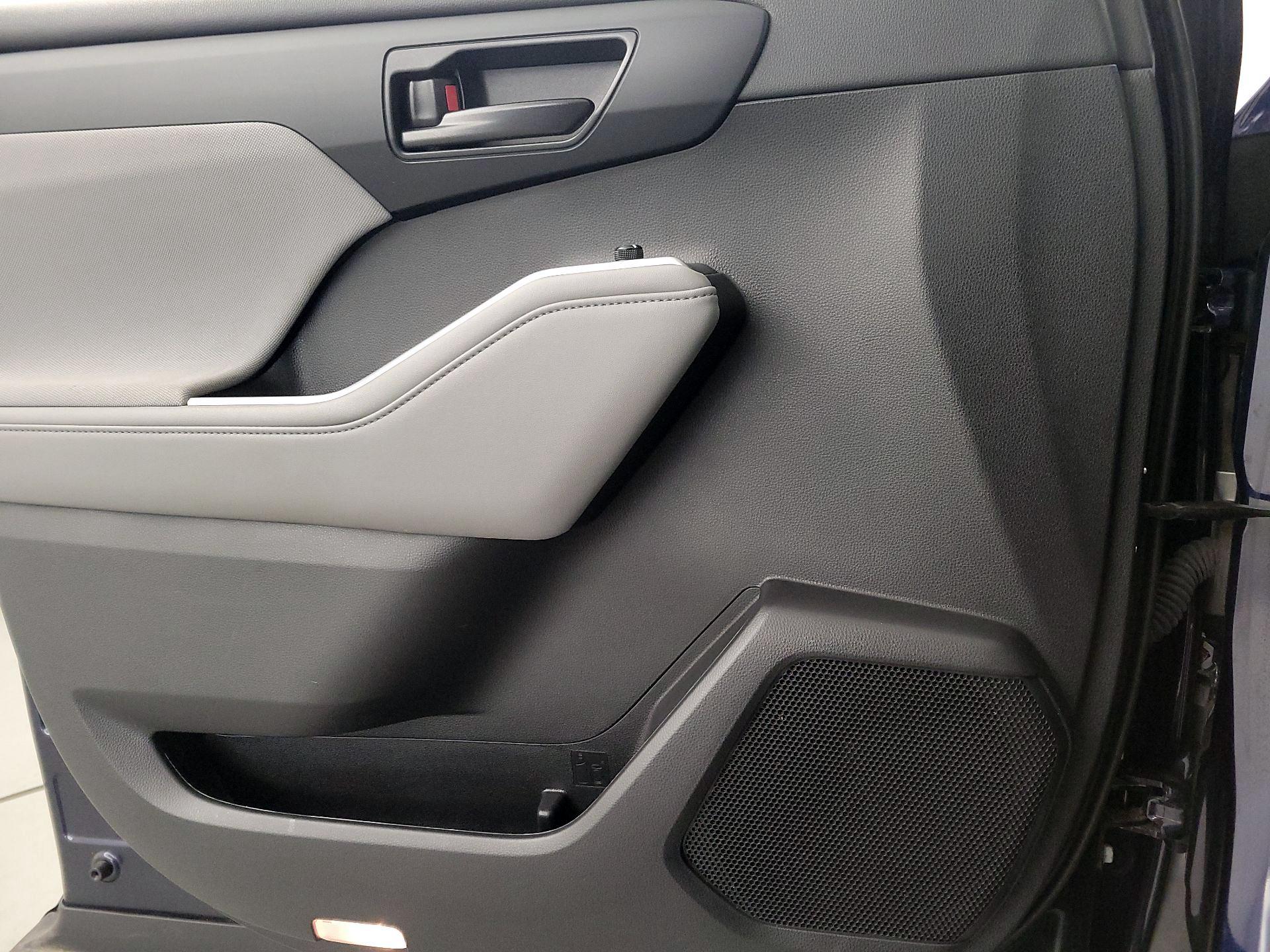 Thumbnail: 2023 Toyota Highlander - 12