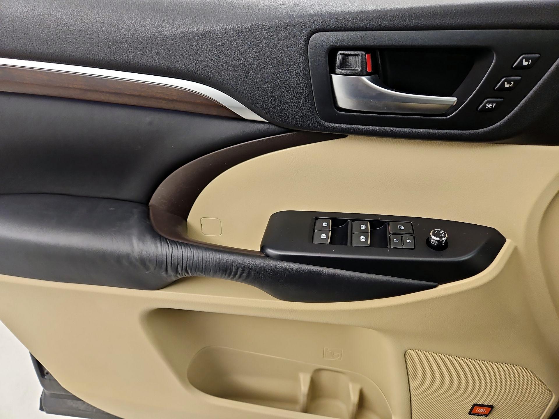 Thumbnail: 2016 Toyota Highlander - 12