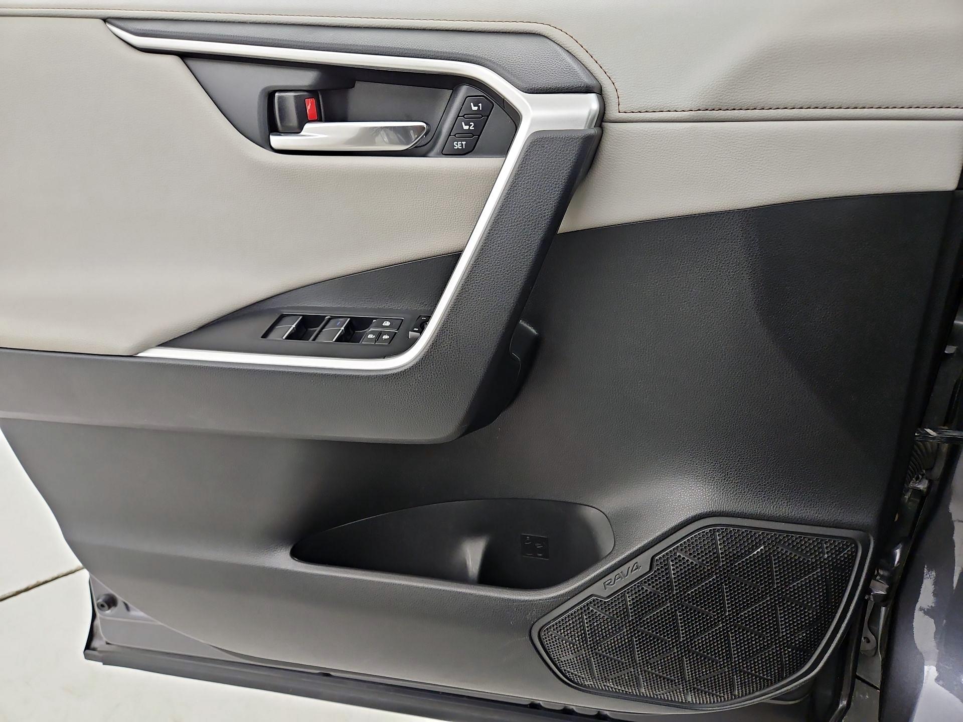 Thumbnail: 2020 Toyota RAV4 - 12