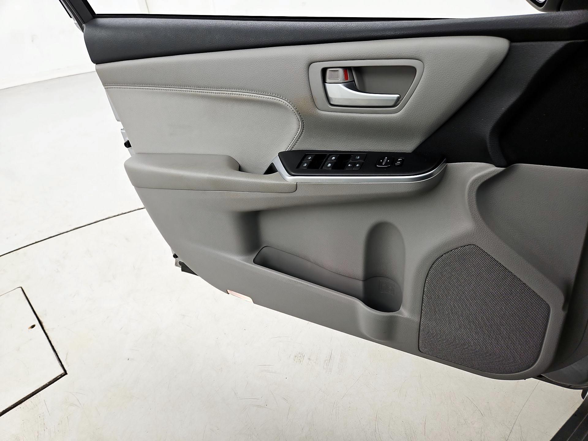 Thumbnail: 2015 Toyota Camry - 12