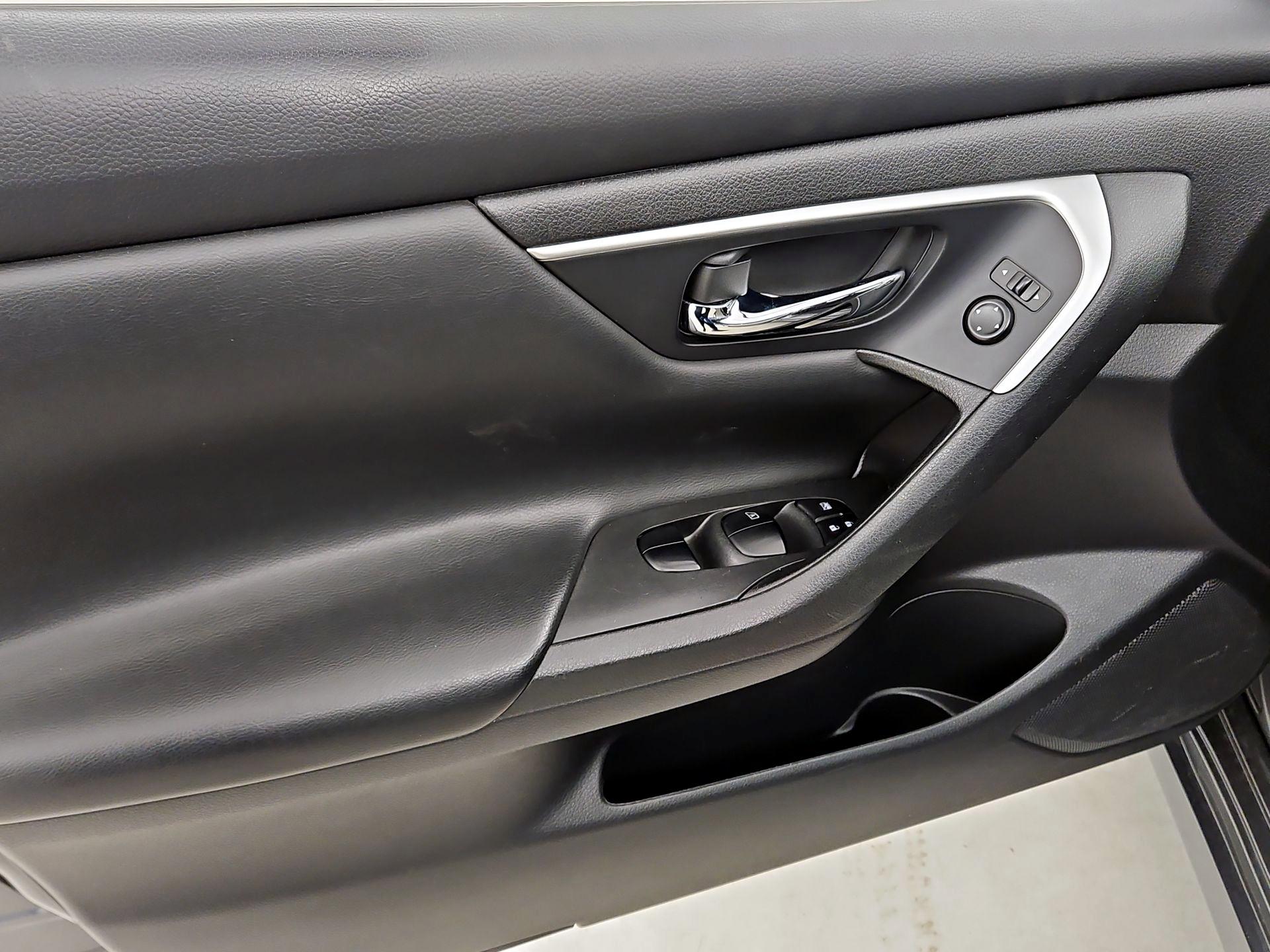 Thumbnail: 2016 Nissan Altima - 12