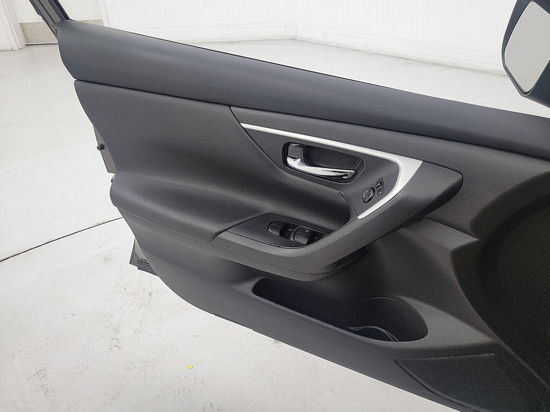 Thumbnail: 2016 Nissan Altima - 12