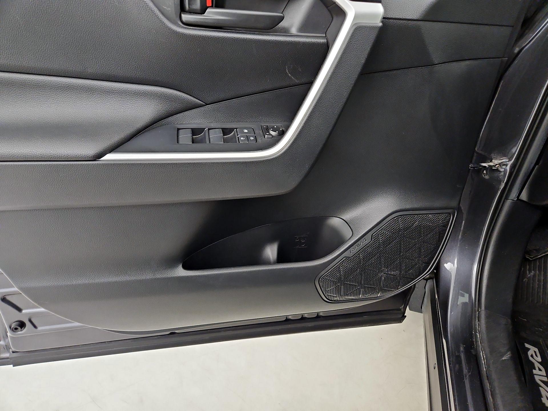 Thumbnail: 2019 Toyota RAV4 - 12