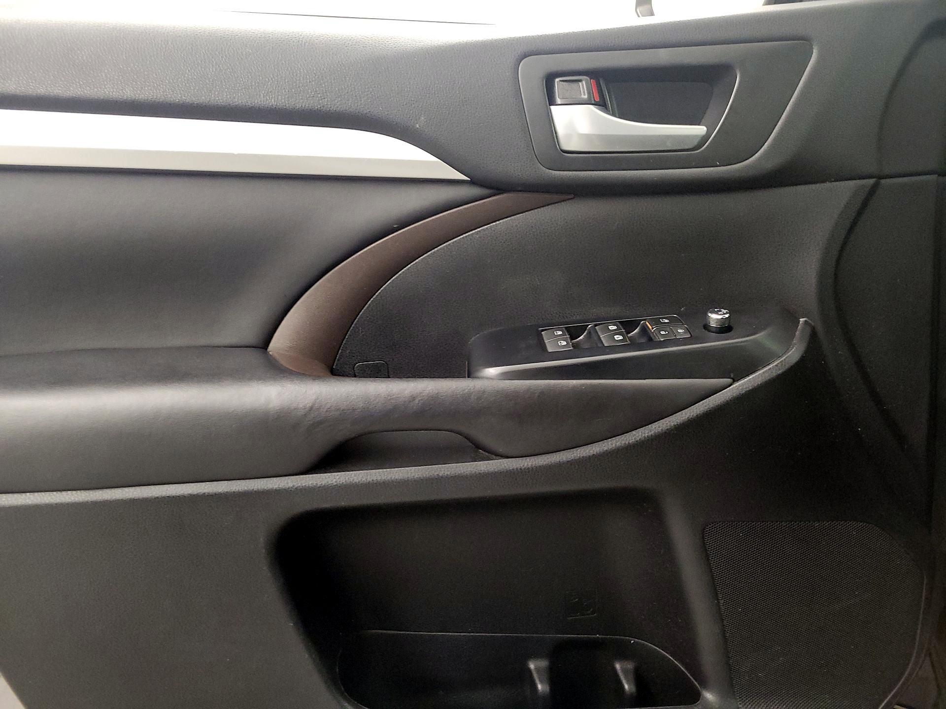 Thumbnail: 2016 Toyota Highlander - 12