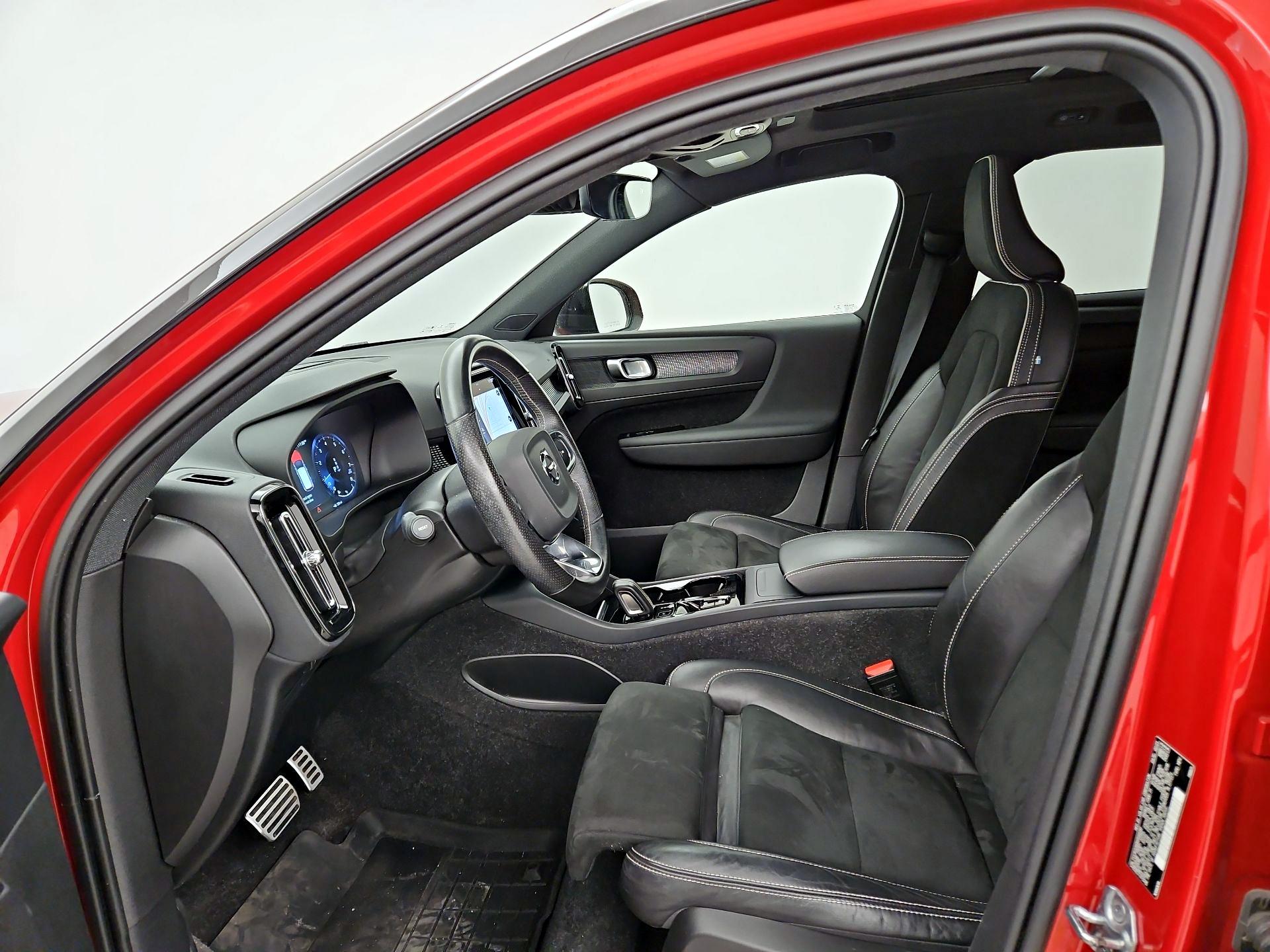 Thumbnail: 2021 Volvo XC40 - 11