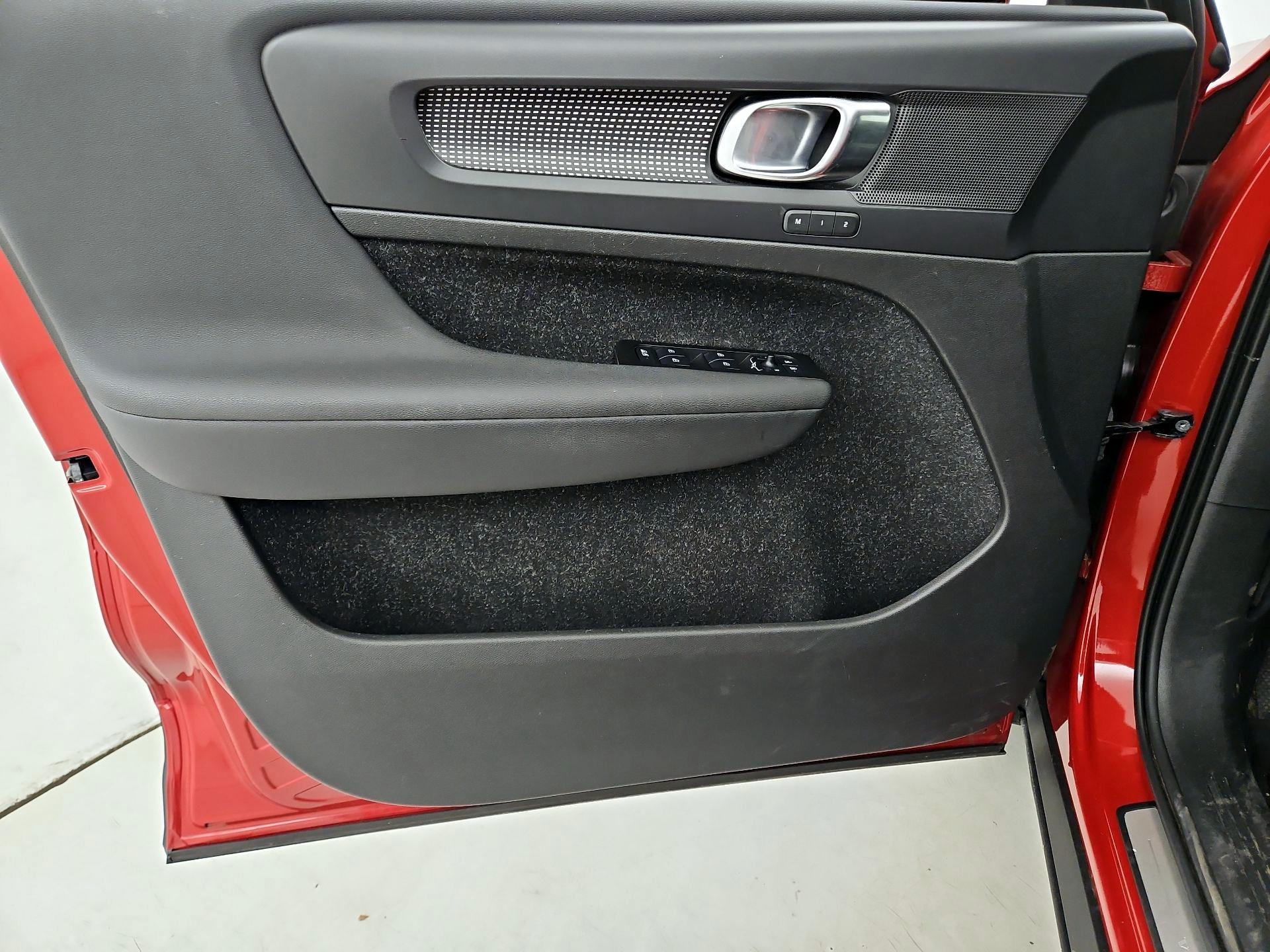 Thumbnail: 2021 Volvo XC40 - 12