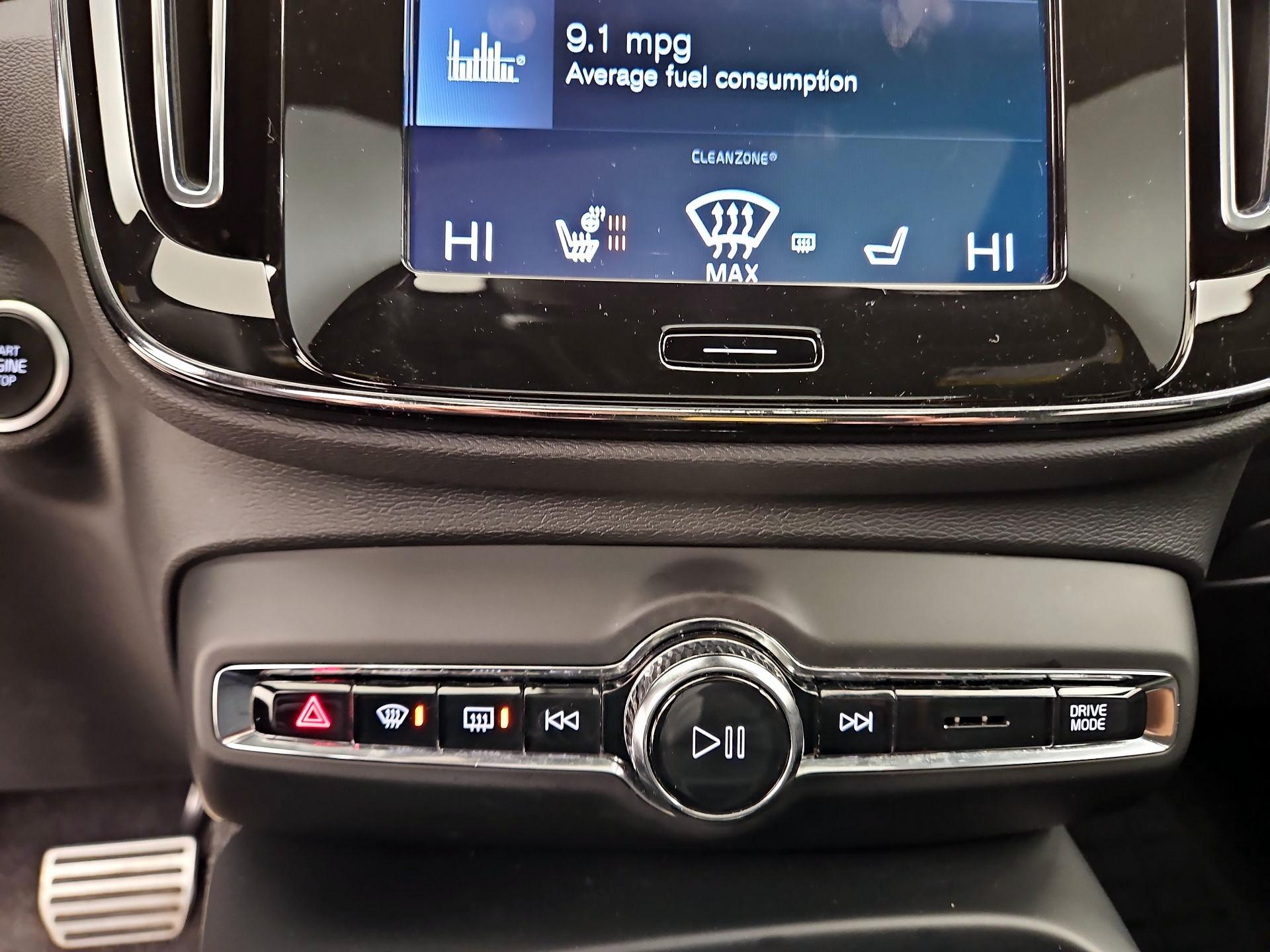 Thumbnail: 2021 Volvo XC40 - 17