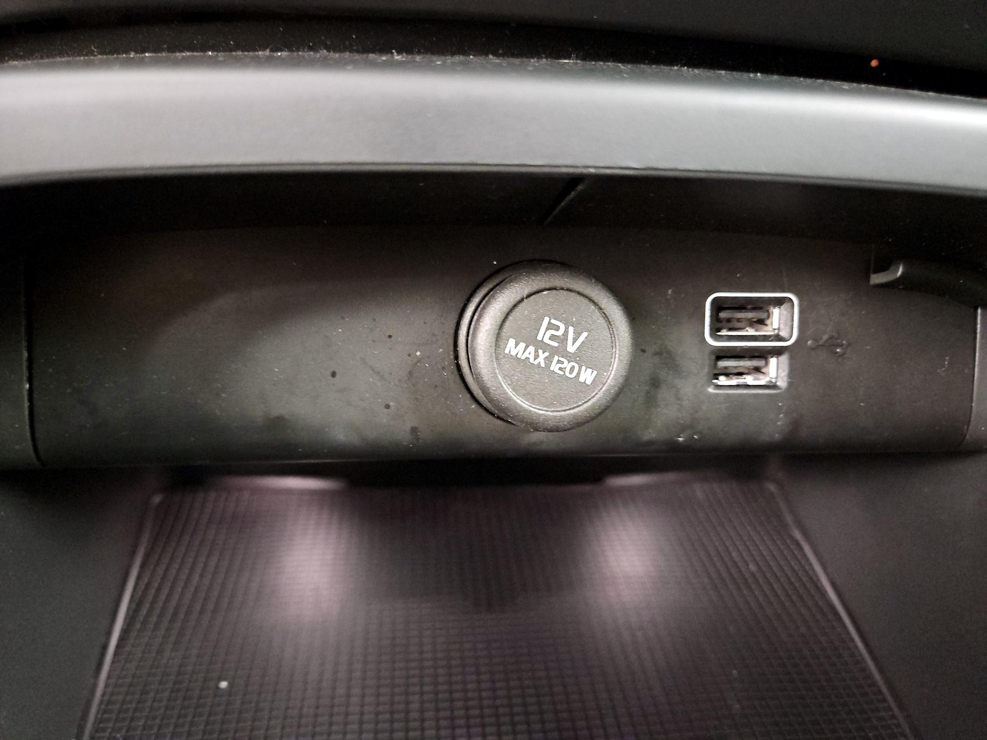 Thumbnail: 2021 Volvo XC40 - 19