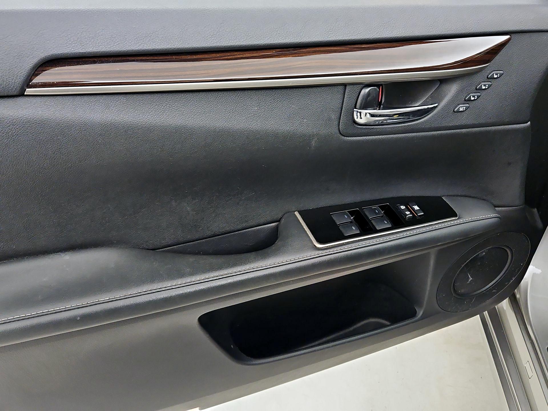 Thumbnail: 2016 Lexus ES - 12