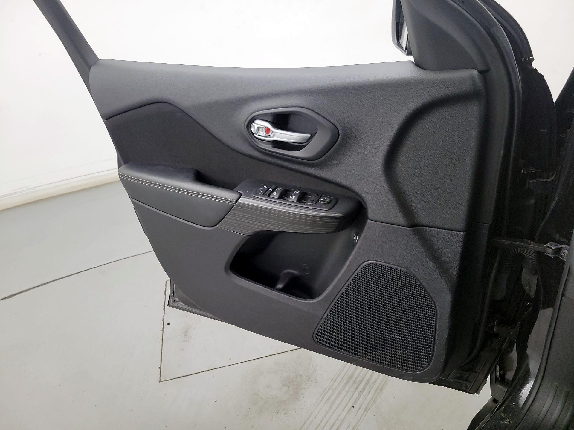 Thumbnail: 2016 Jeep Cherokee - 12