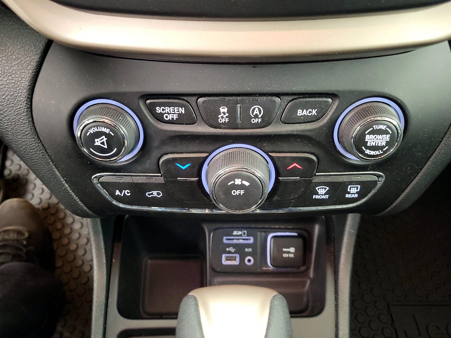 Thumbnail: 2016 Jeep Cherokee - 16