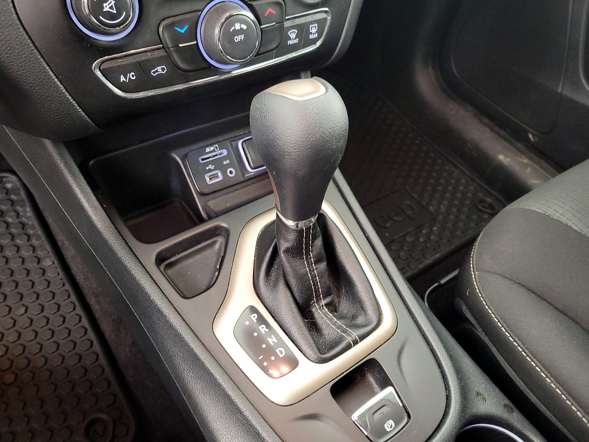 Thumbnail: 2016 Jeep Cherokee - 17