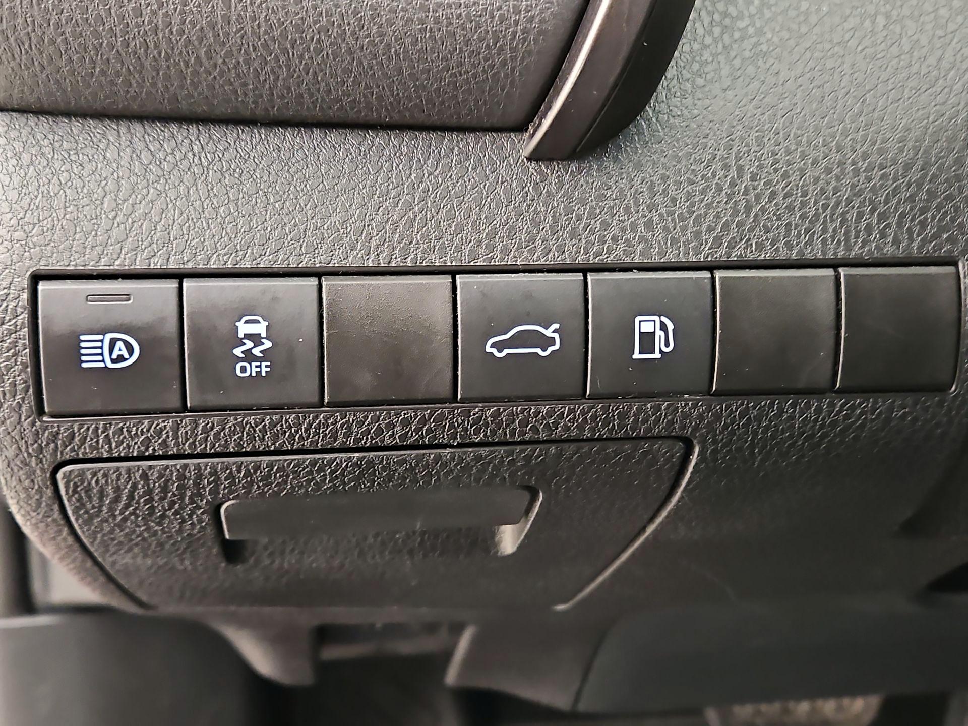 Thumbnail: 2018 Toyota Camry - 13