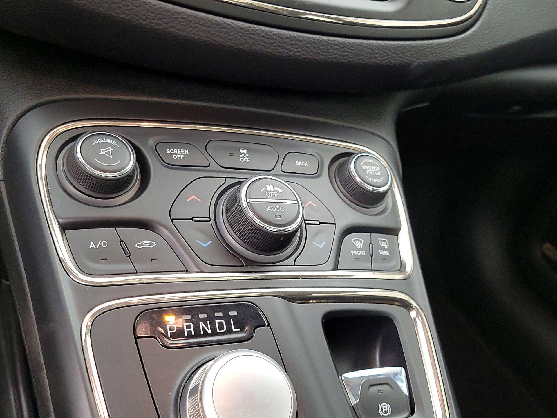 Thumbnail: 2015 Chrysler 200 - 17