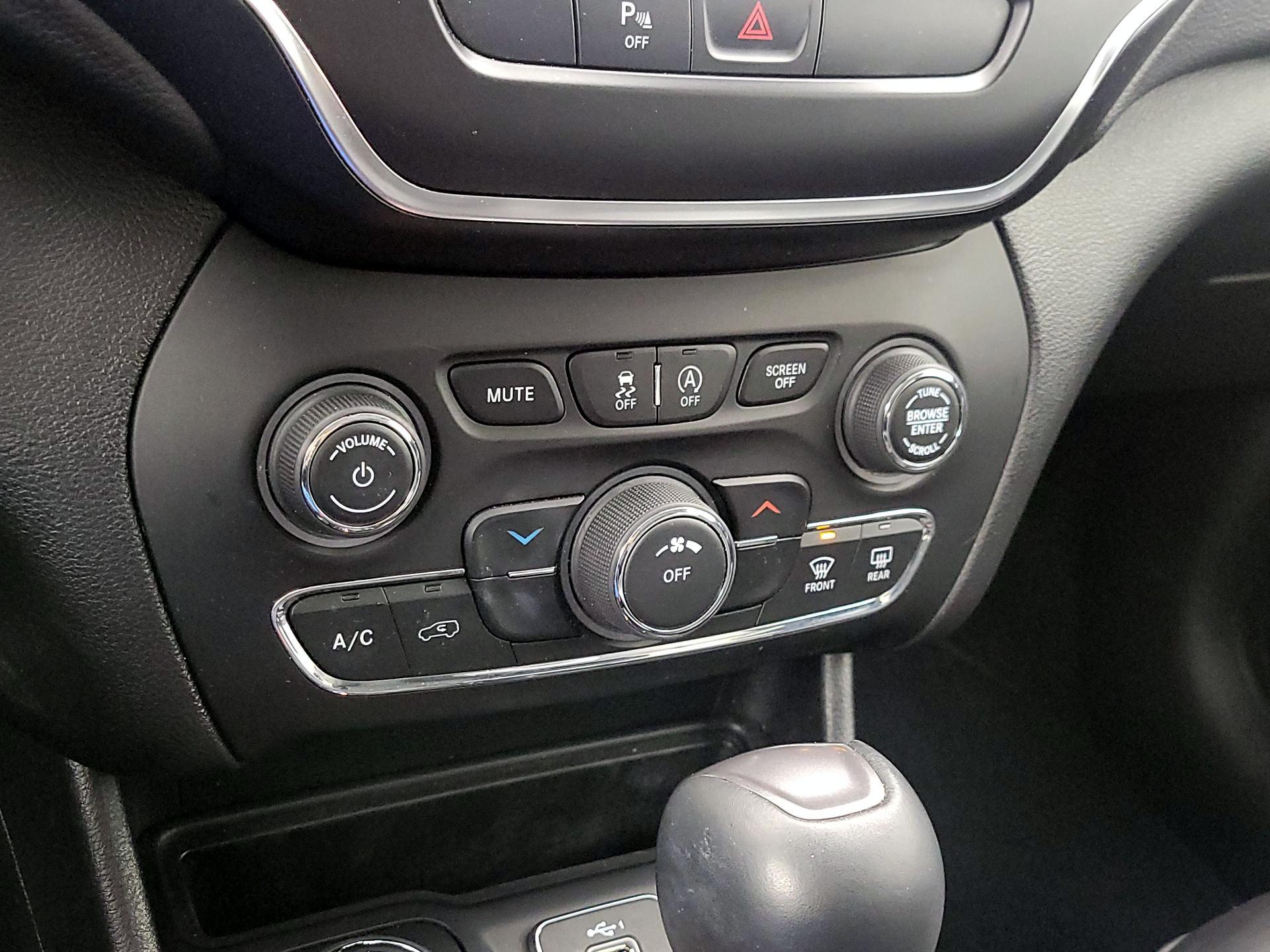 Thumbnail: 2019 Jeep Cherokee - 16