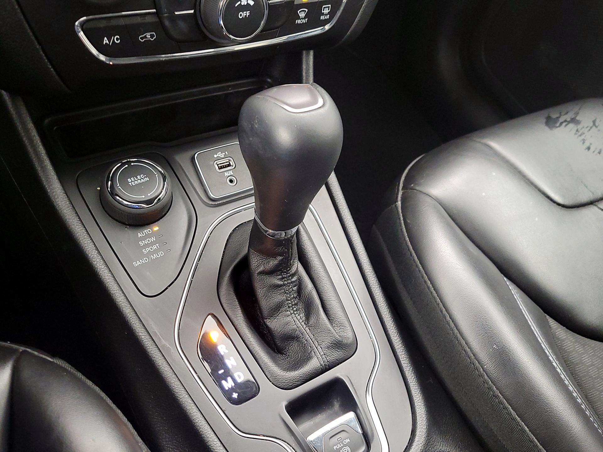 Thumbnail: 2019 Jeep Cherokee - 17