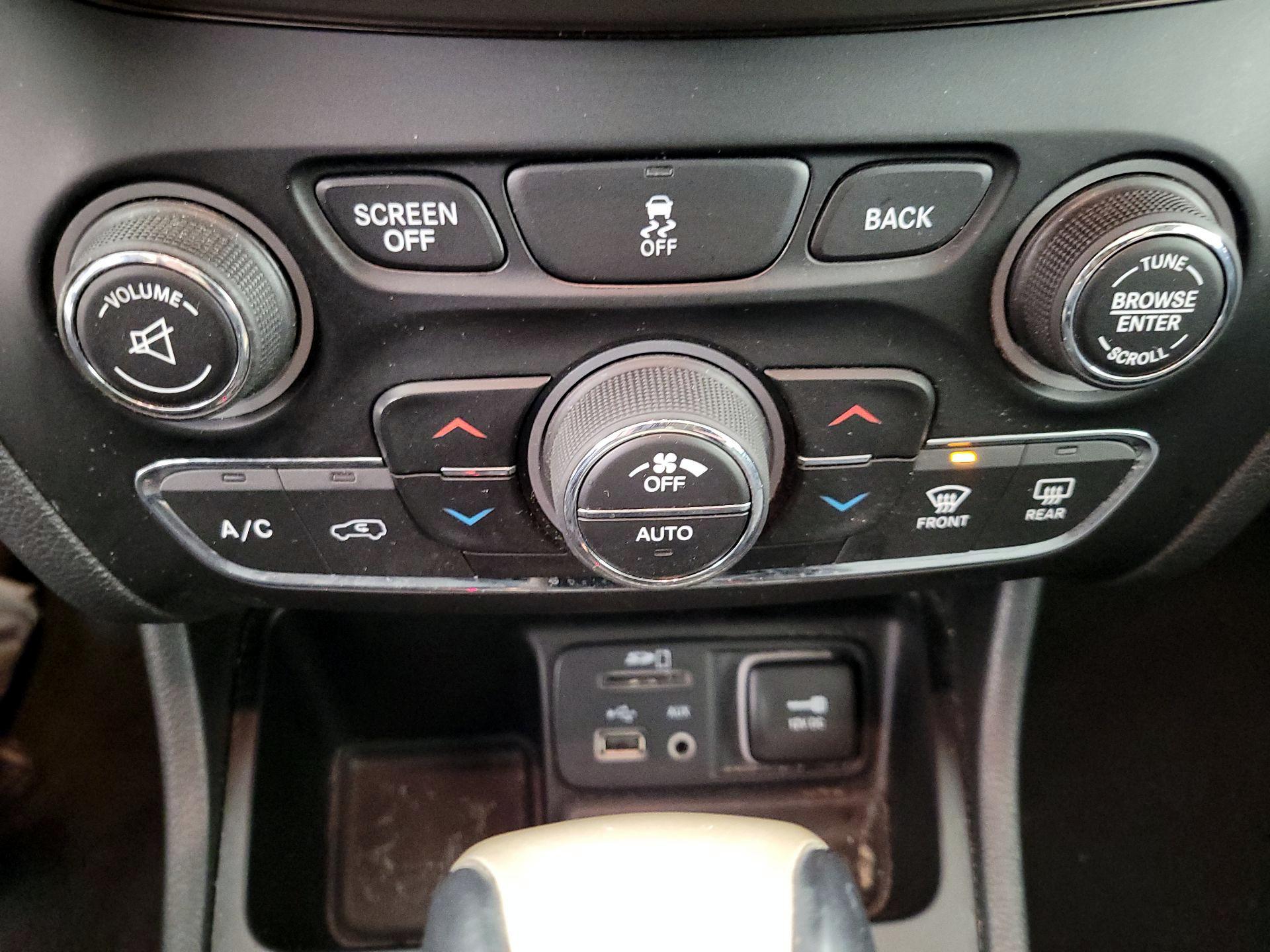 Thumbnail: 2014 Jeep Cherokee - 17