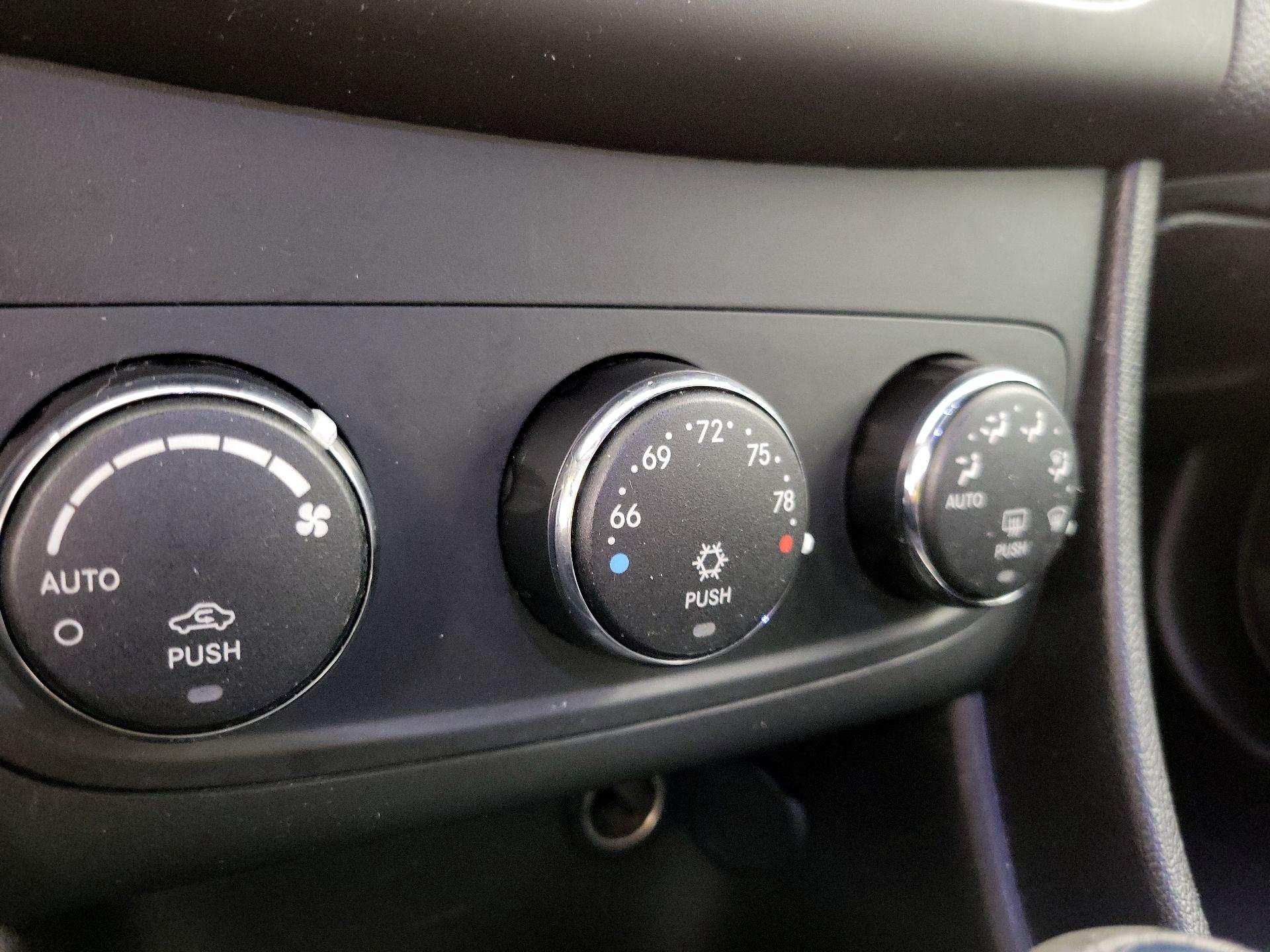 Thumbnail: 2014 Dodge Avenger - 15