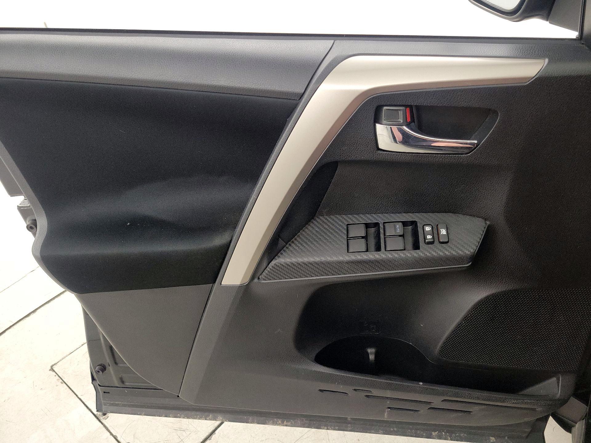 Thumbnail: 2015 Toyota RAV4 - 12