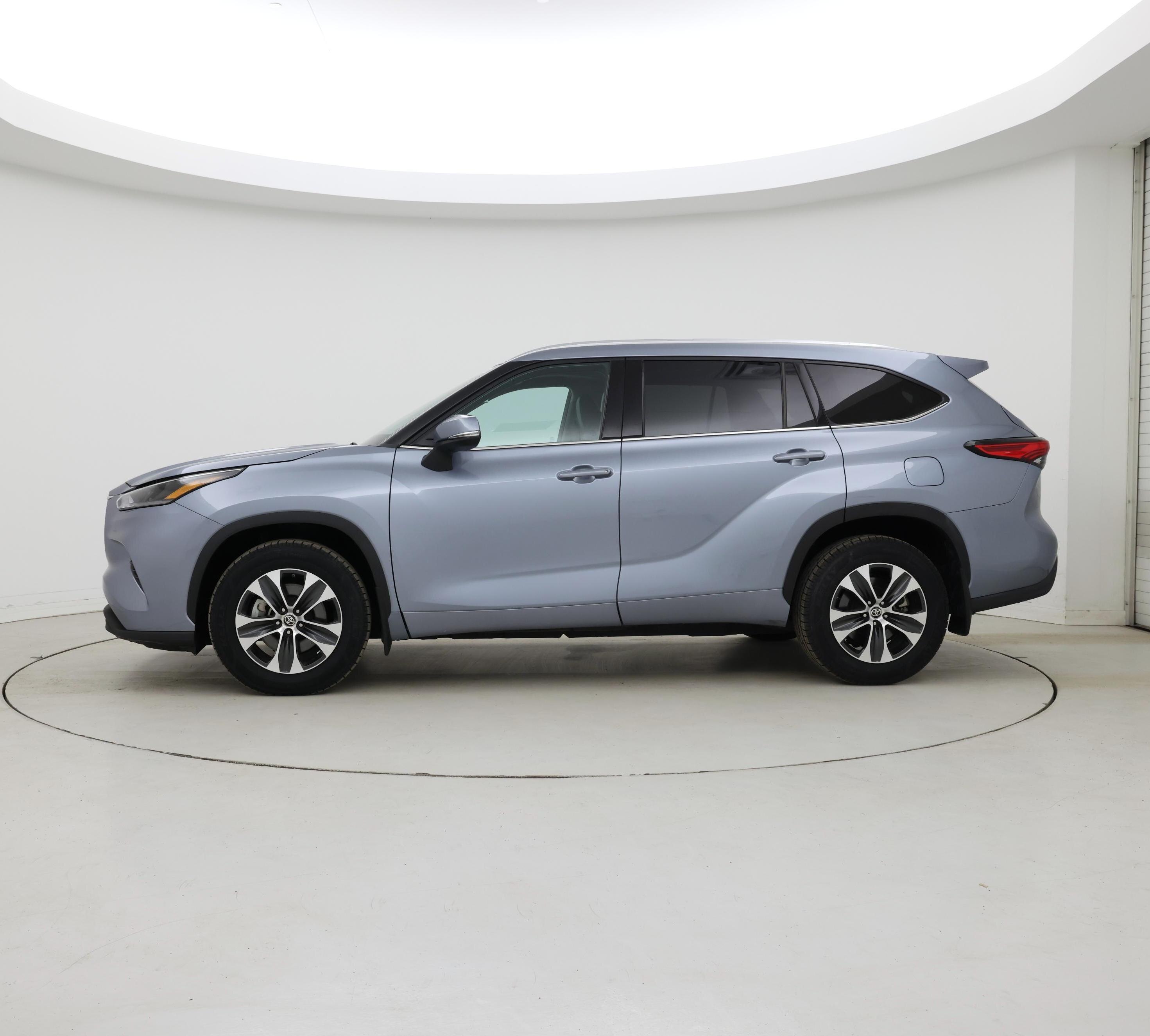 Thumbnail: 2021 Toyota Highlander - 3