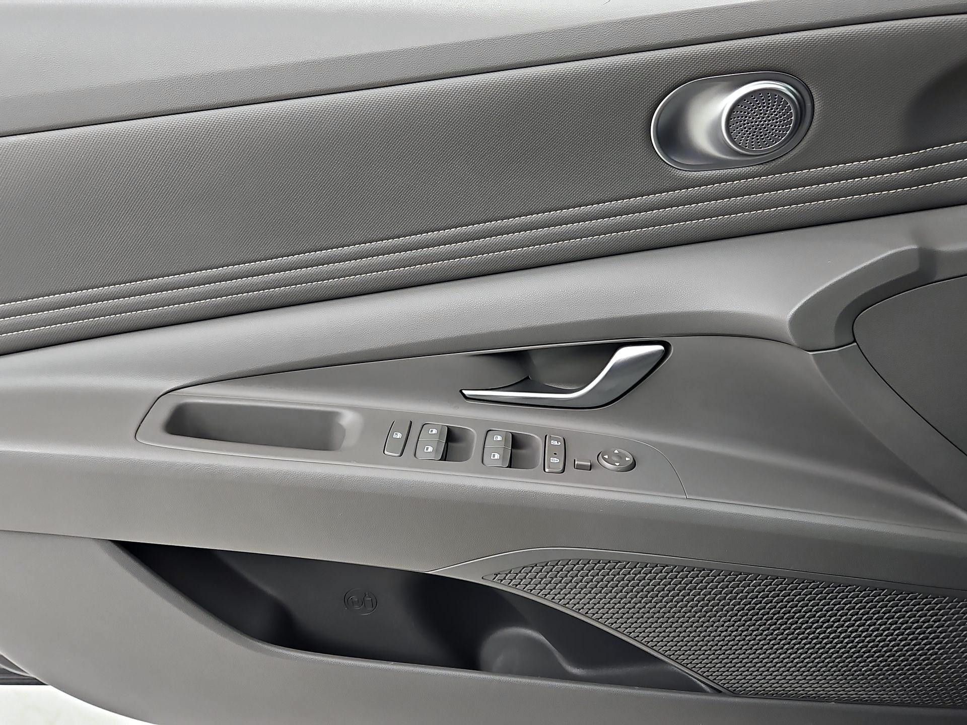 Thumbnail: 2022 Hyundai Elantra - 12