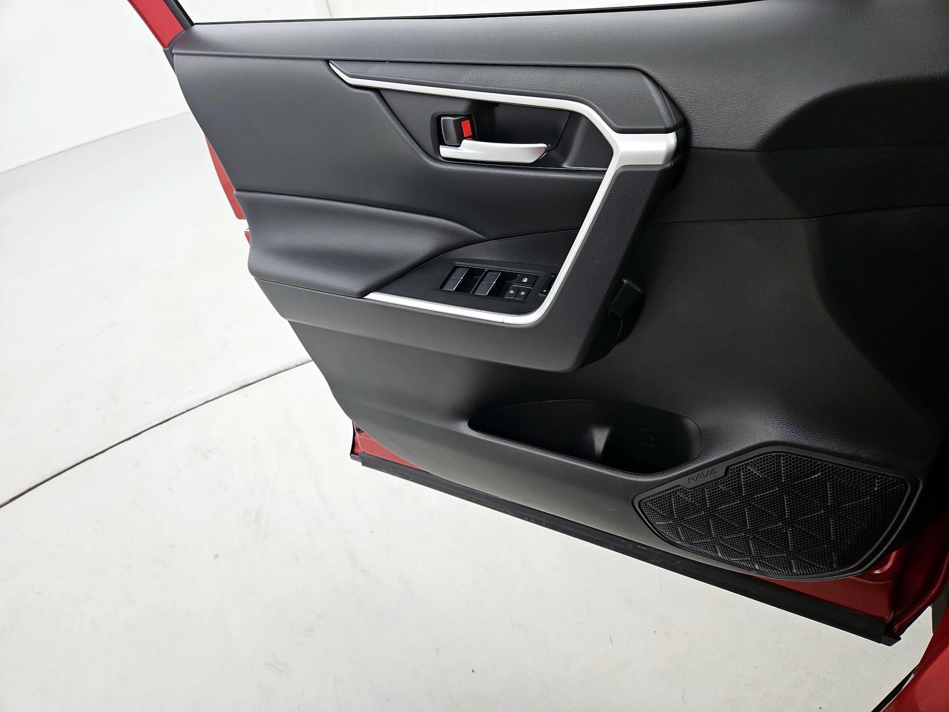 Thumbnail: 2022 Toyota RAV4 - 12