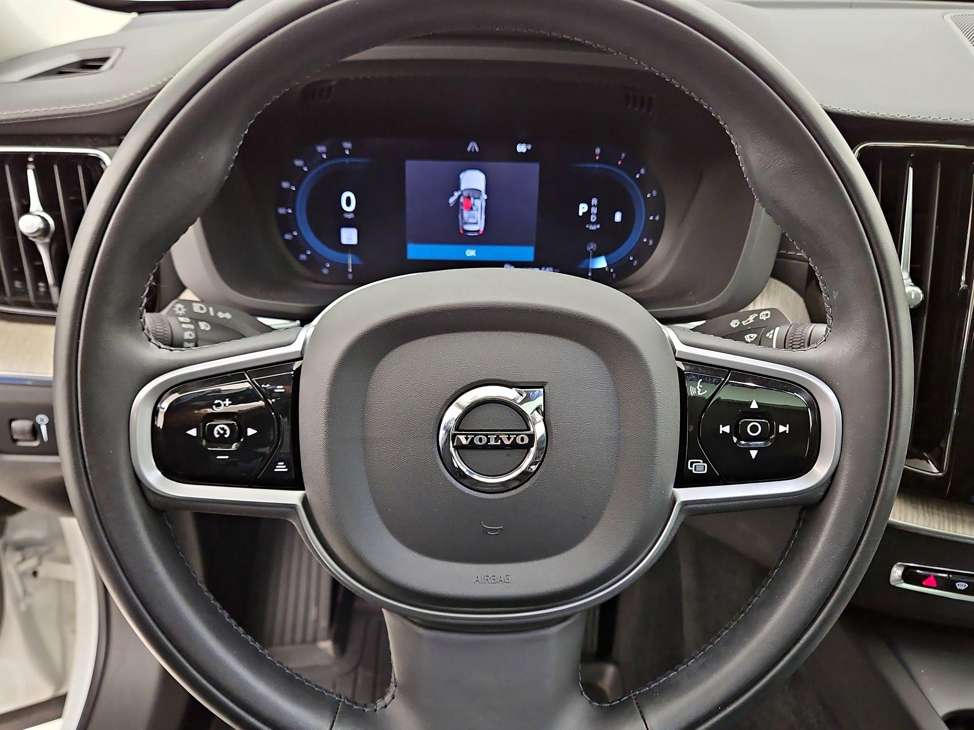 Thumbnail: 2022 Volvo XC60 - 10