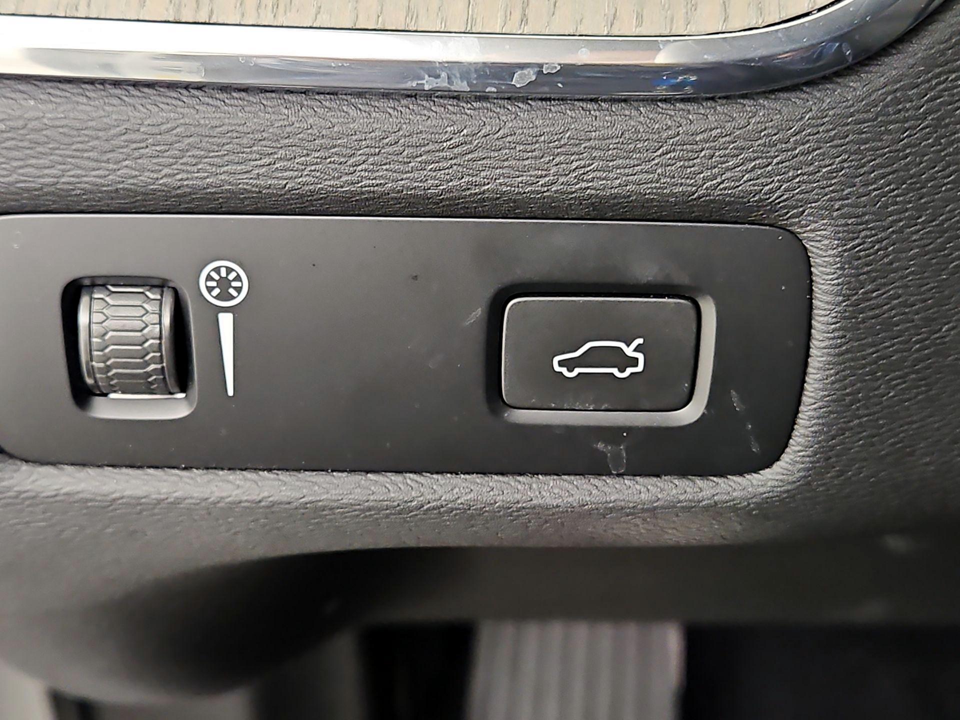 Thumbnail: 2022 Volvo XC60 - 13