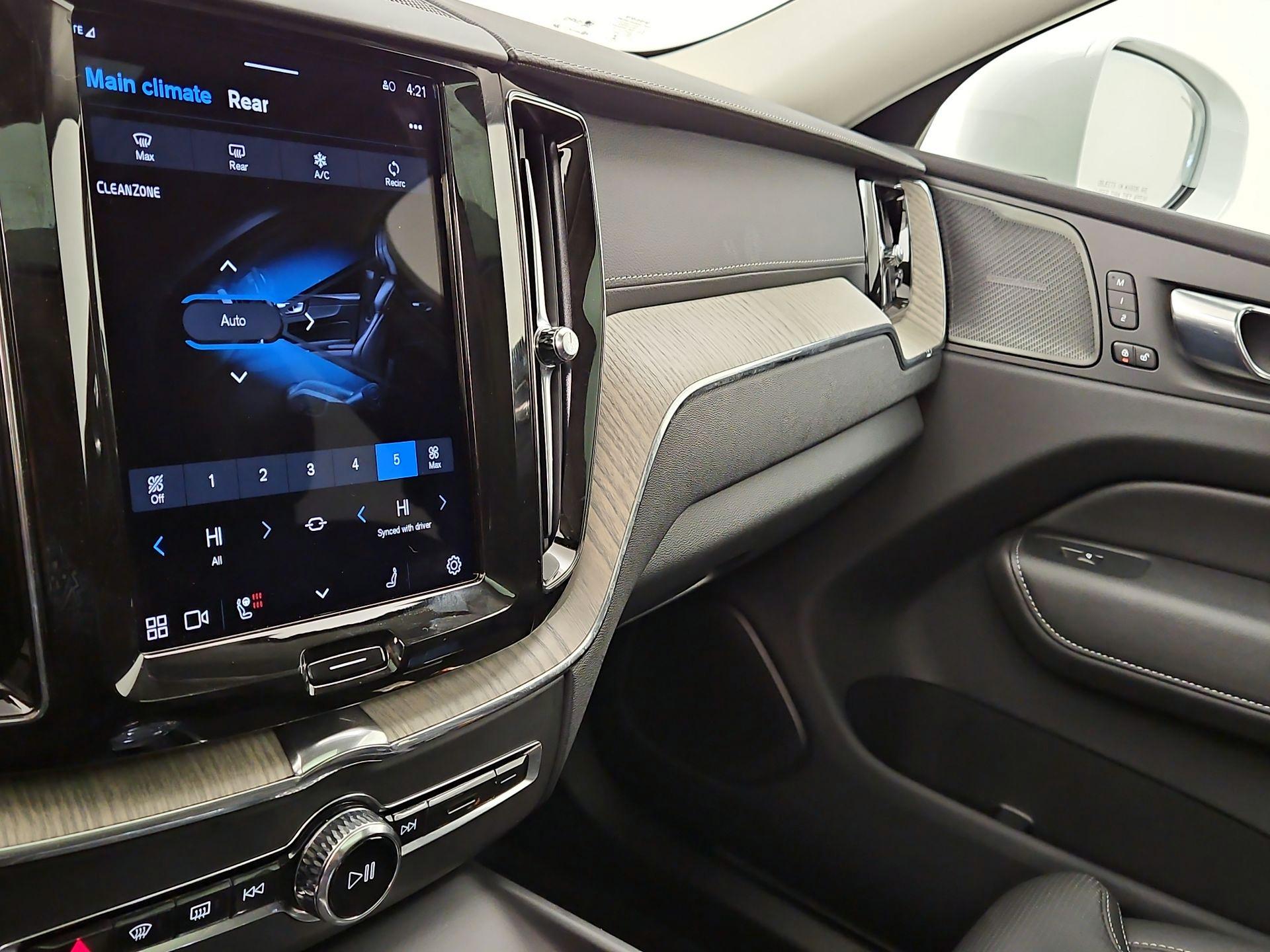 Thumbnail: 2022 Volvo XC60 - 16