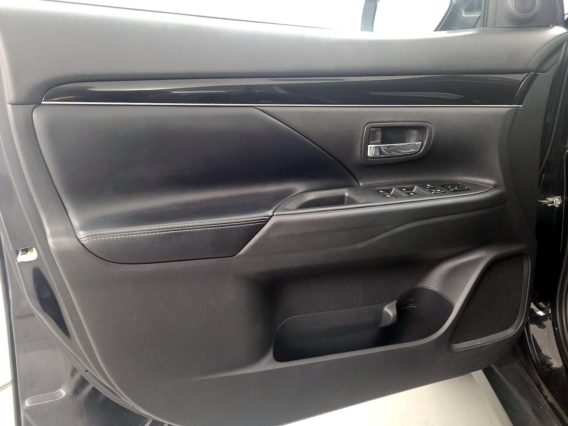 Thumbnail: 2019 Mitsubishi Outlander - 12