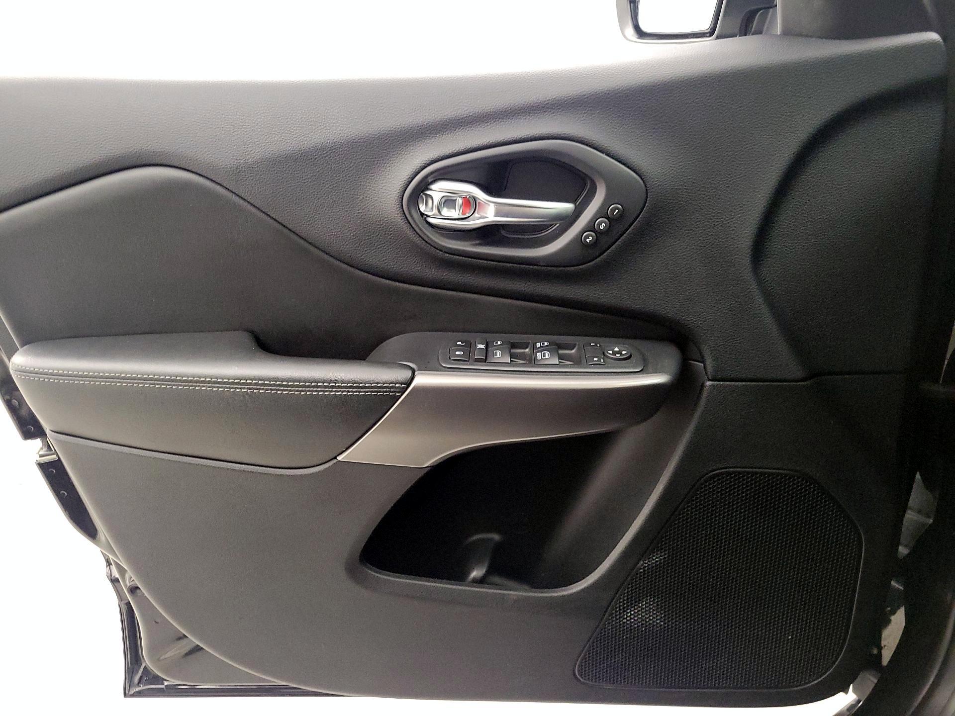 Thumbnail: 2019 Jeep Cherokee - 12