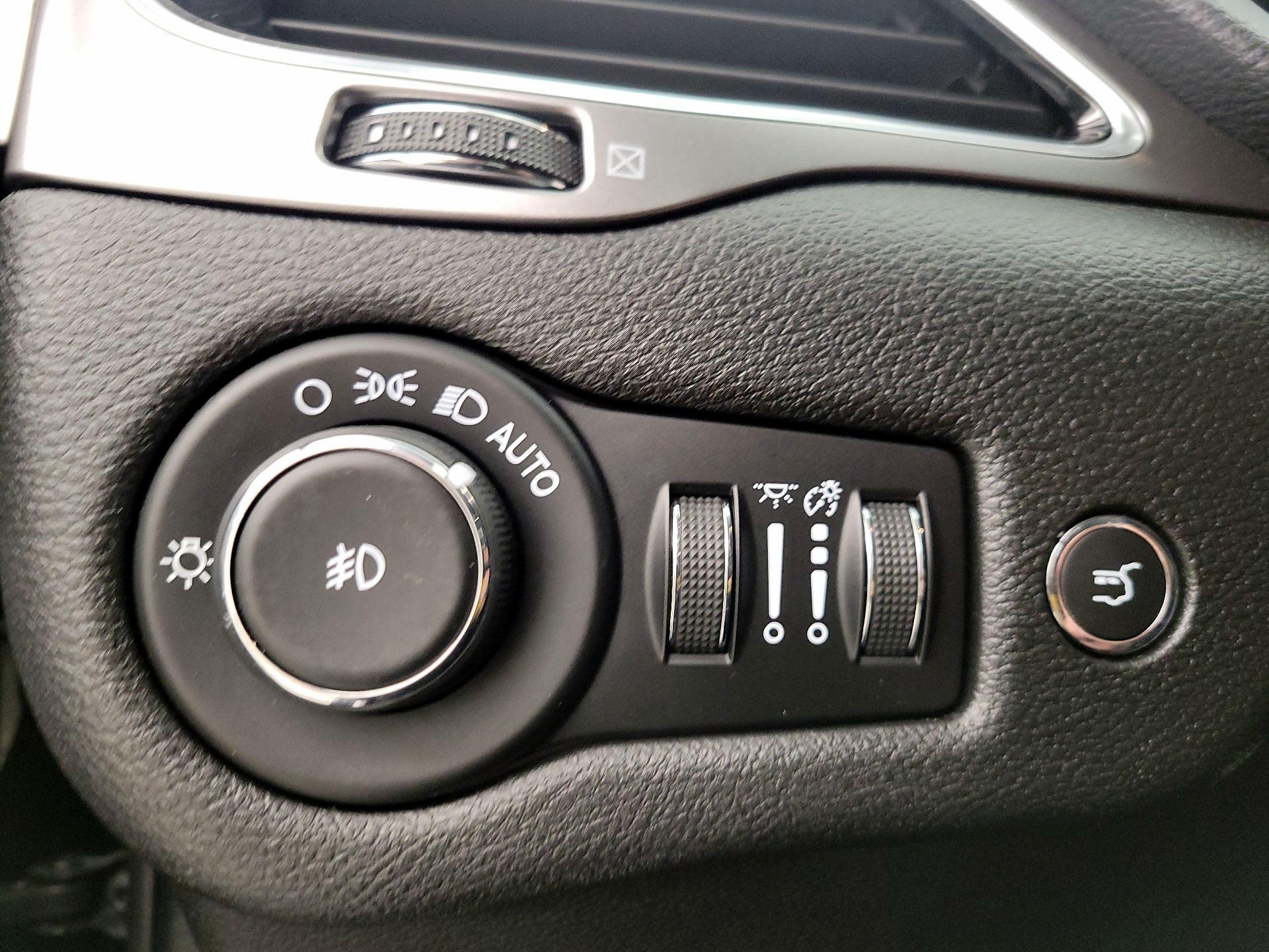 Thumbnail: 2019 Jeep Cherokee - 13