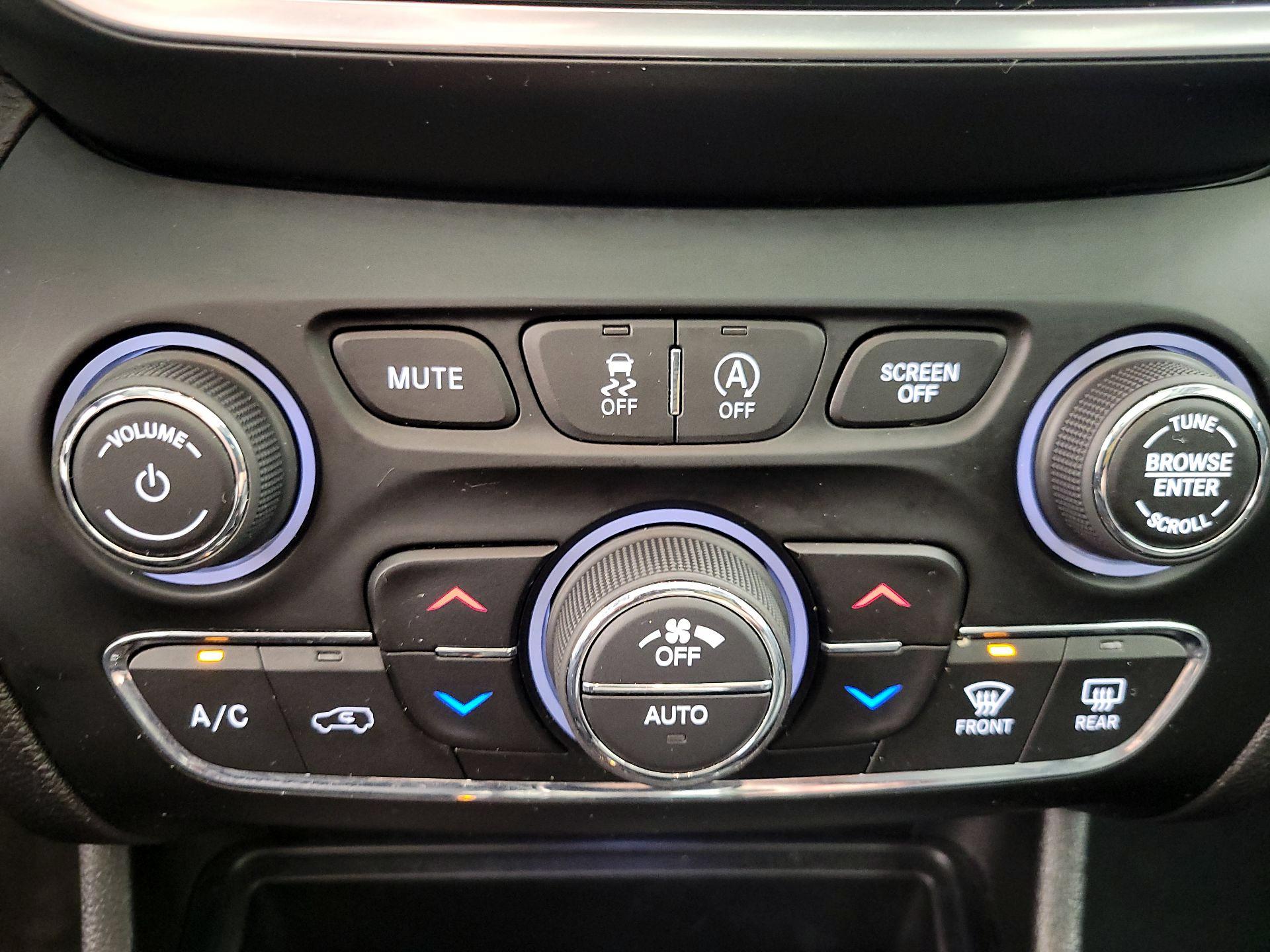 Thumbnail: 2019 Jeep Cherokee - 17